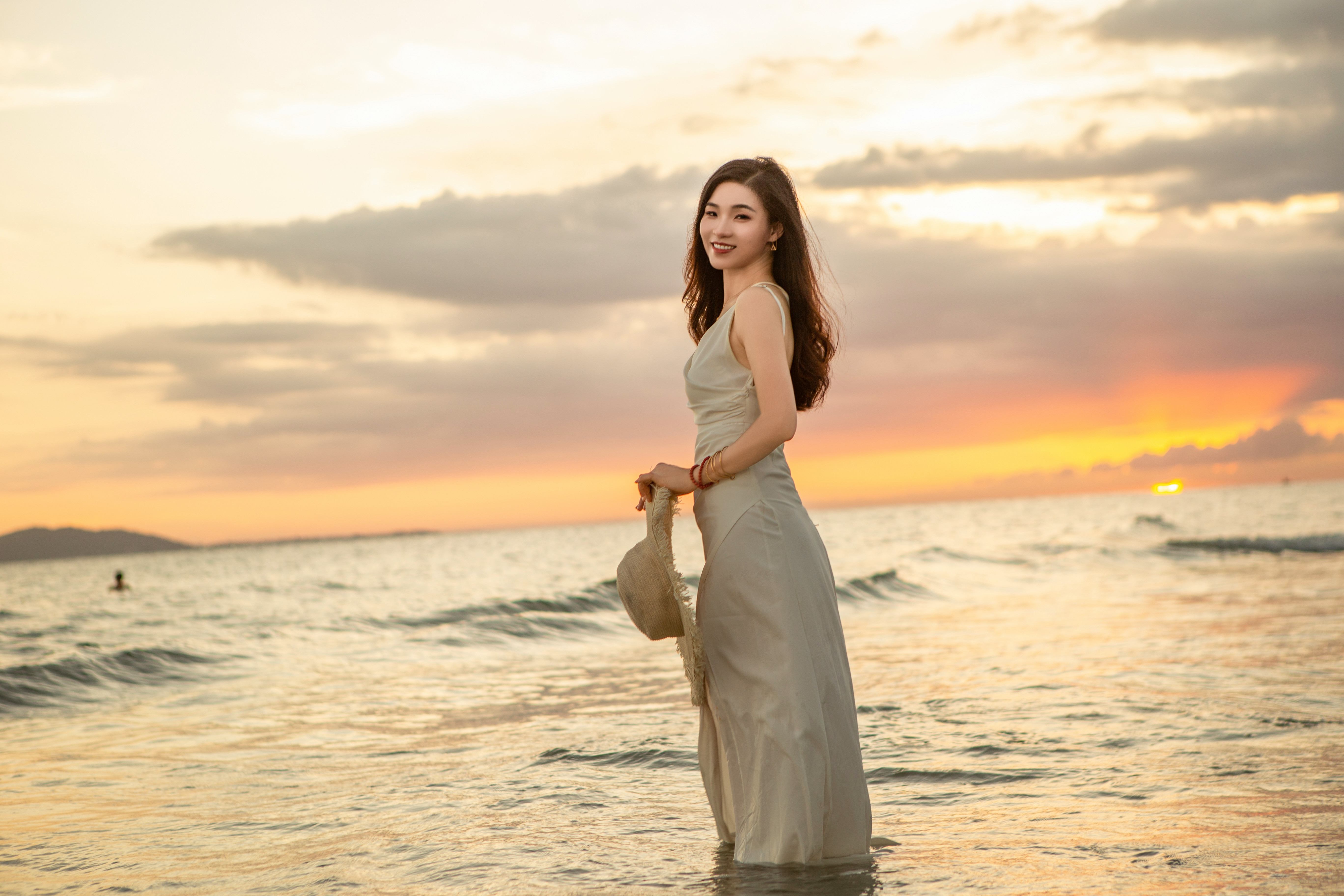 身穿长裙的女子在海边唯美画面