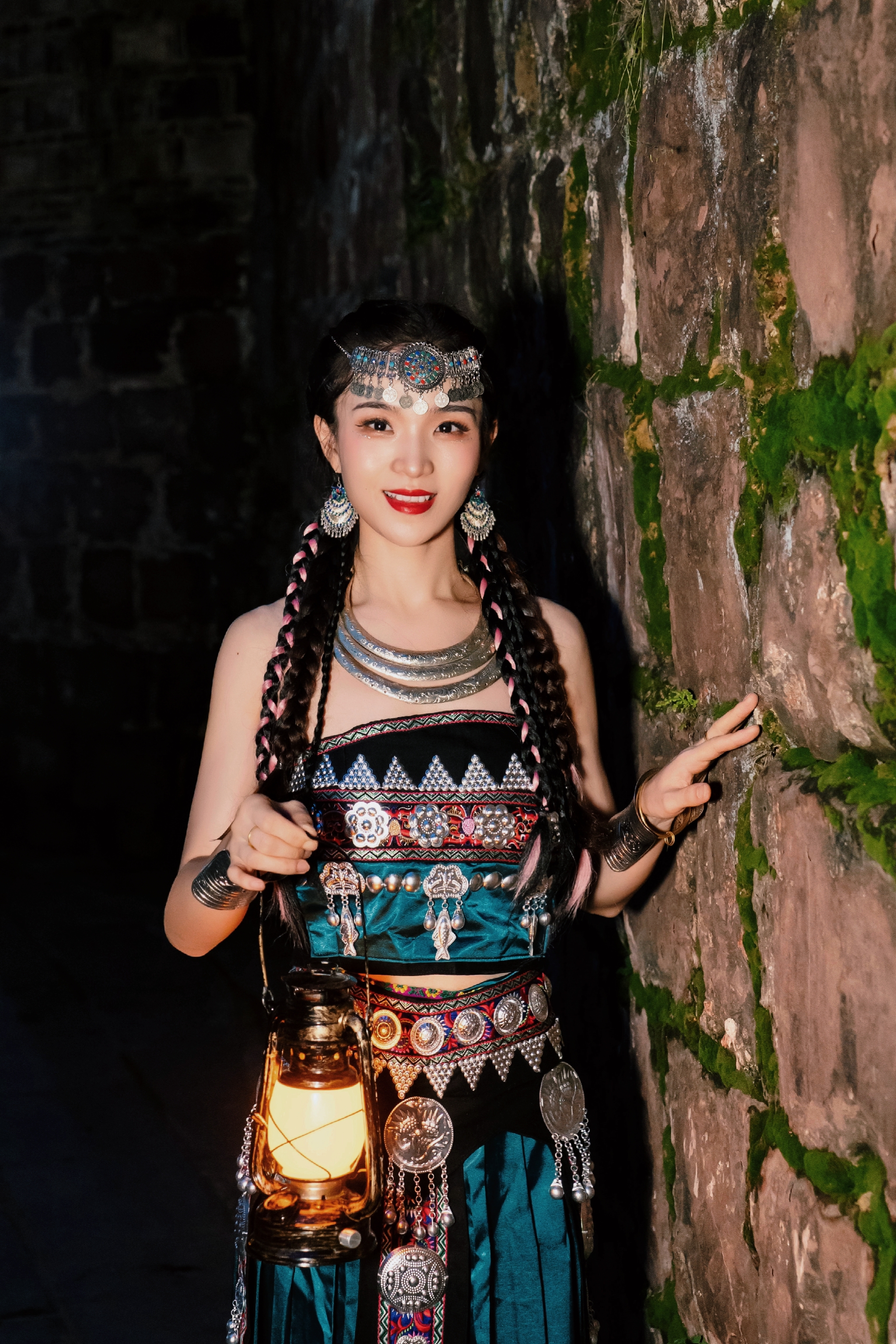 身着民族服饰的女子手提灯笼独特魅力