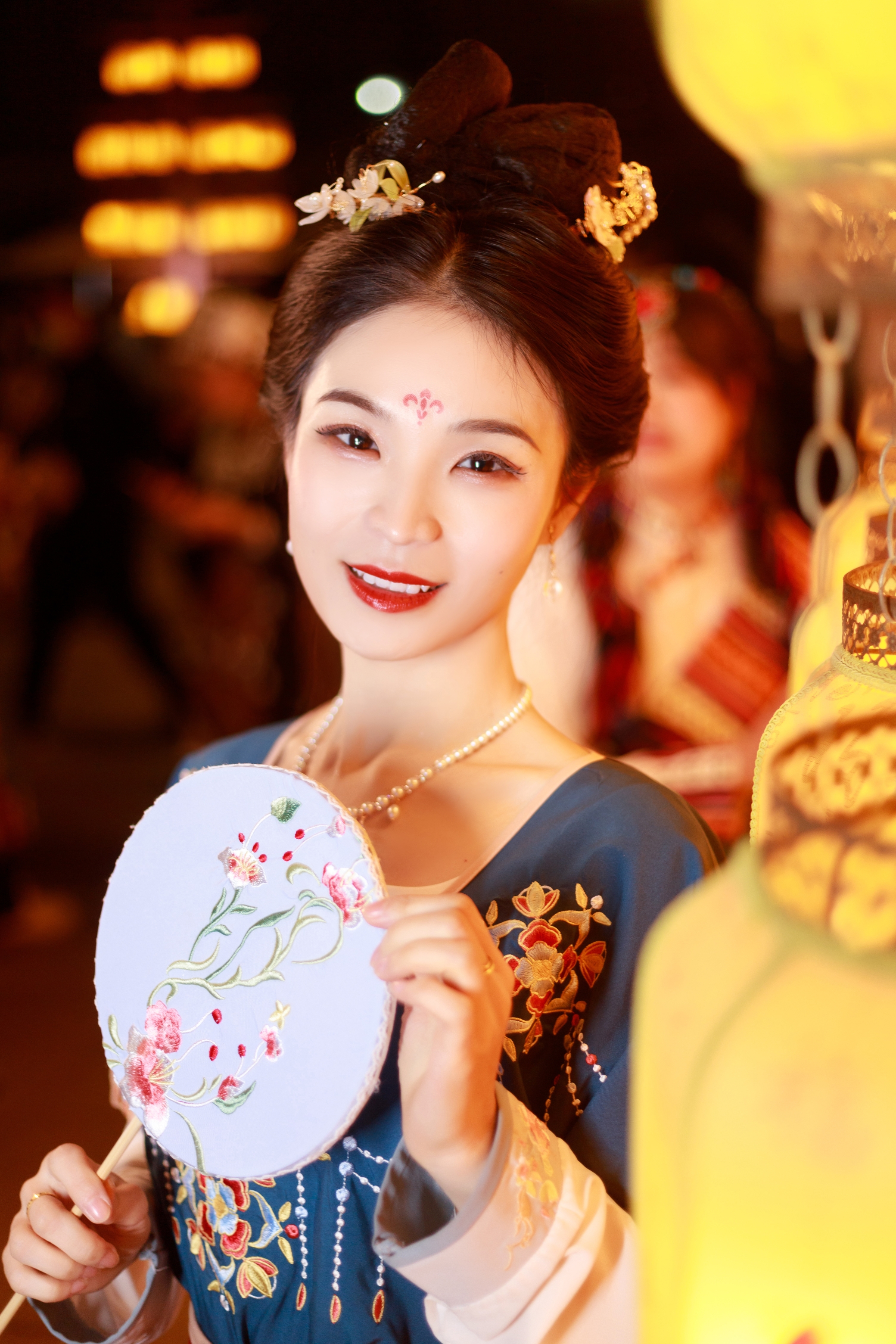 古装人物手持精美团扇中国风韵味