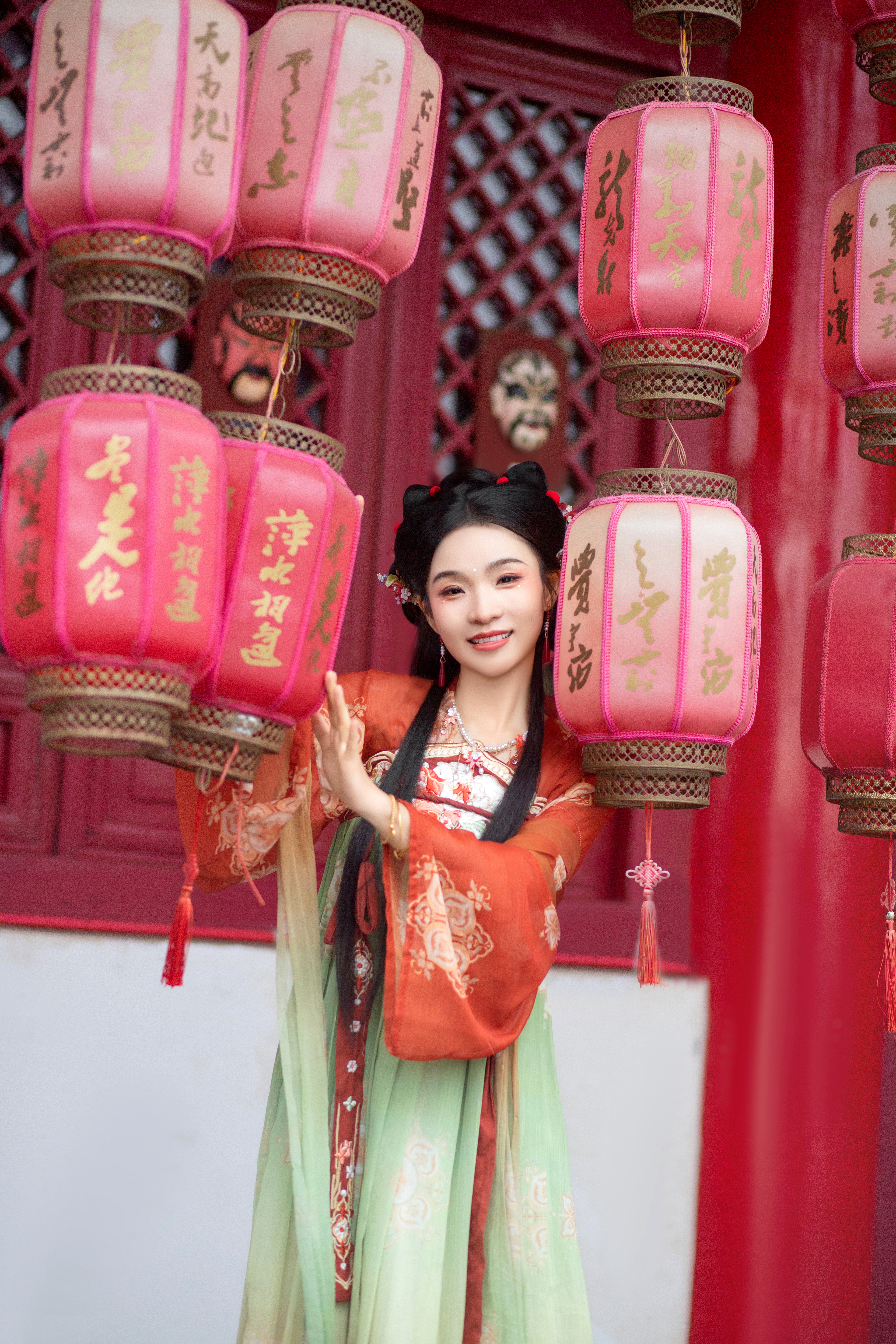 古装女子与灯笼相映成趣中国风之美