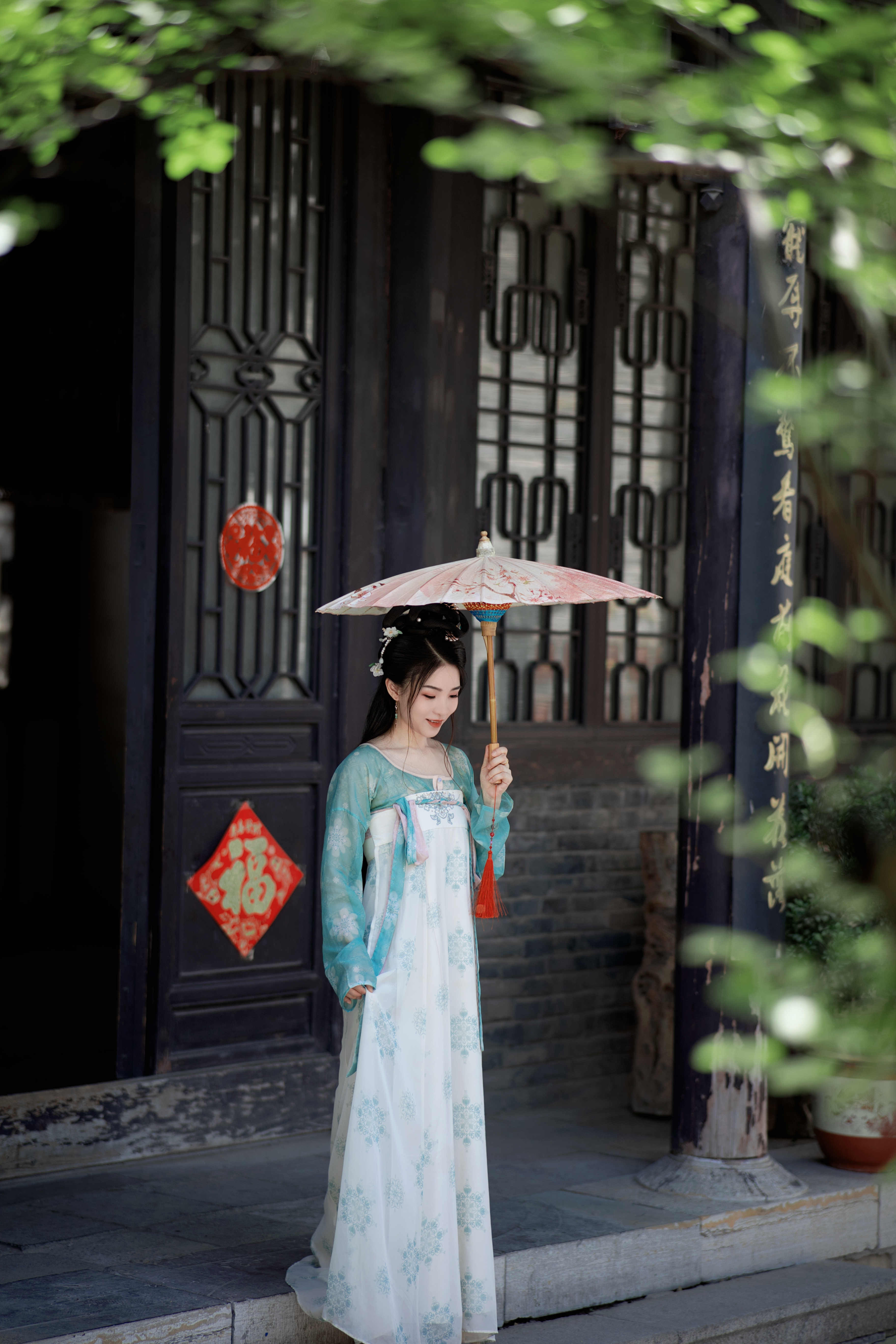 古装女子手持纸伞中国风优雅气质