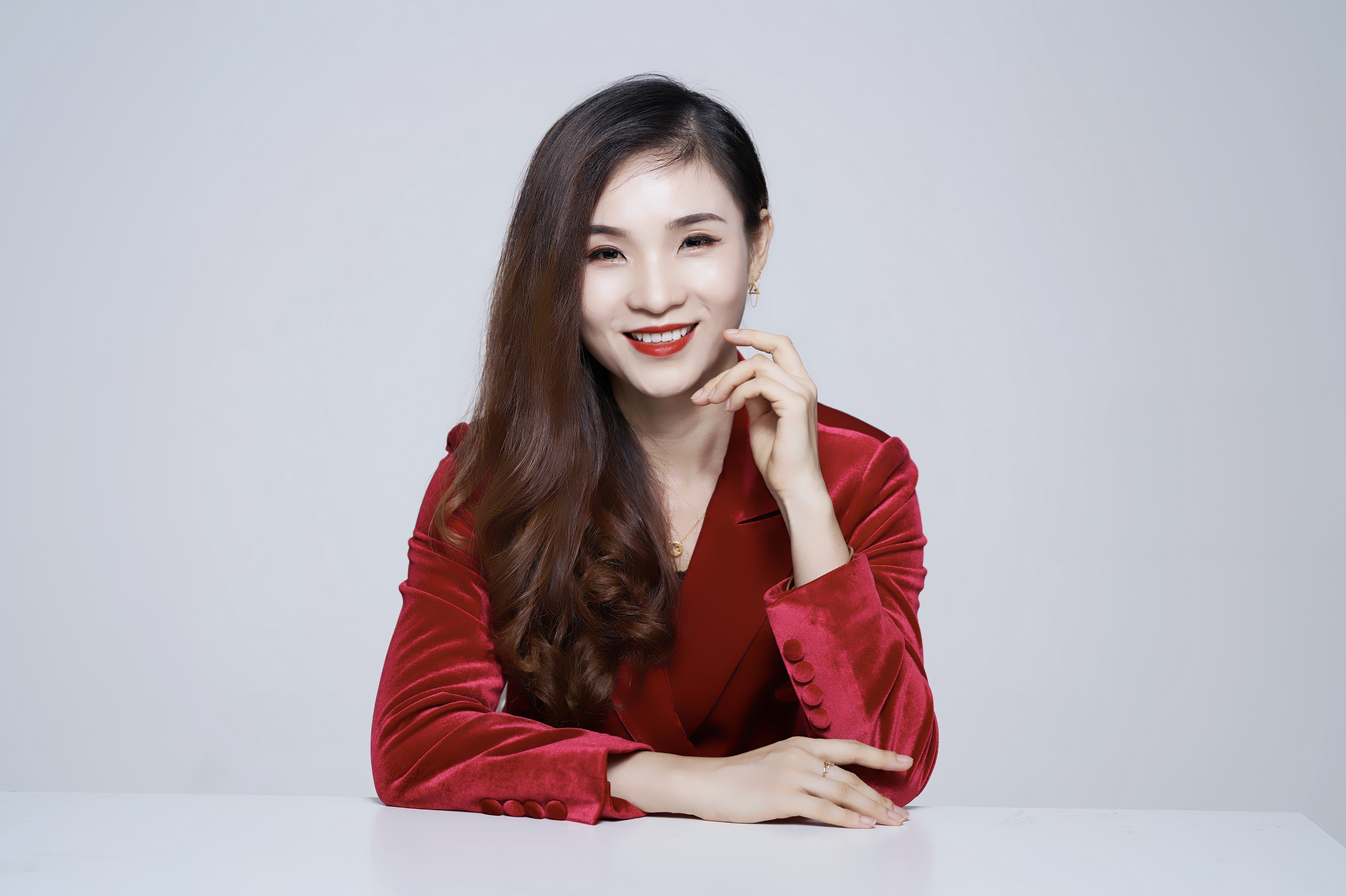 红衣女子优雅姿态商务时尚风范