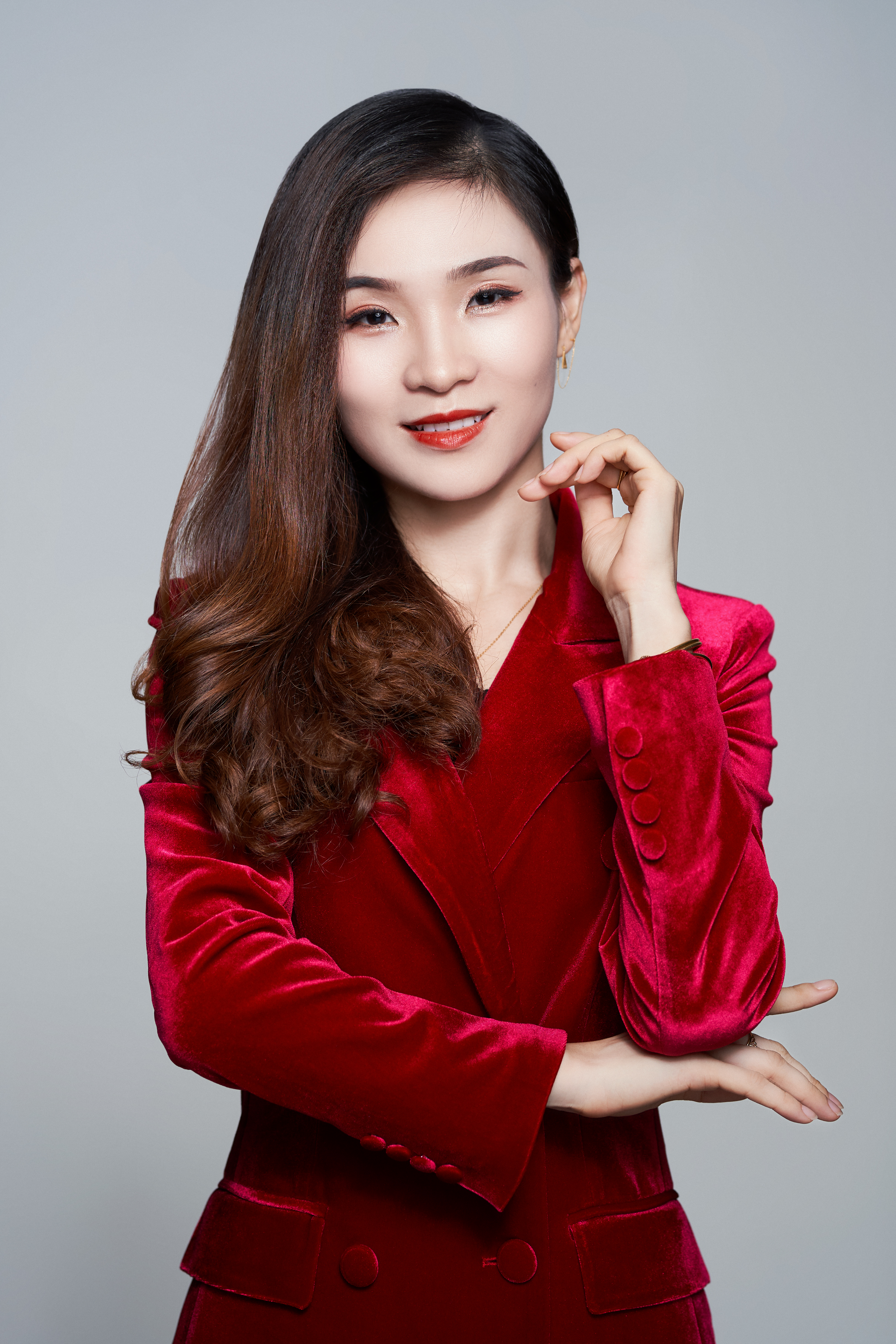 身着红色西装的优雅人物形象照