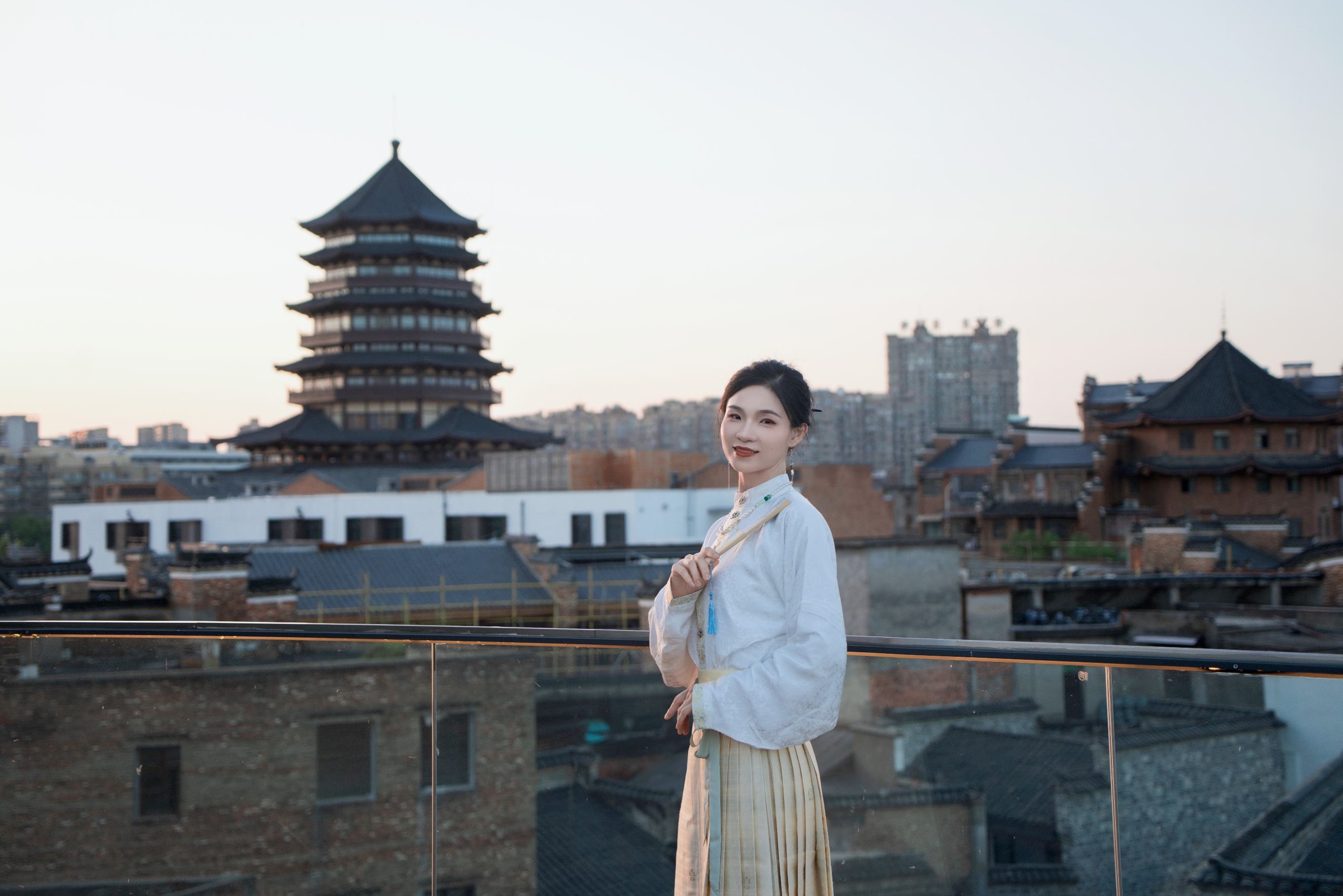 古装人物站古建筑前中国风之美