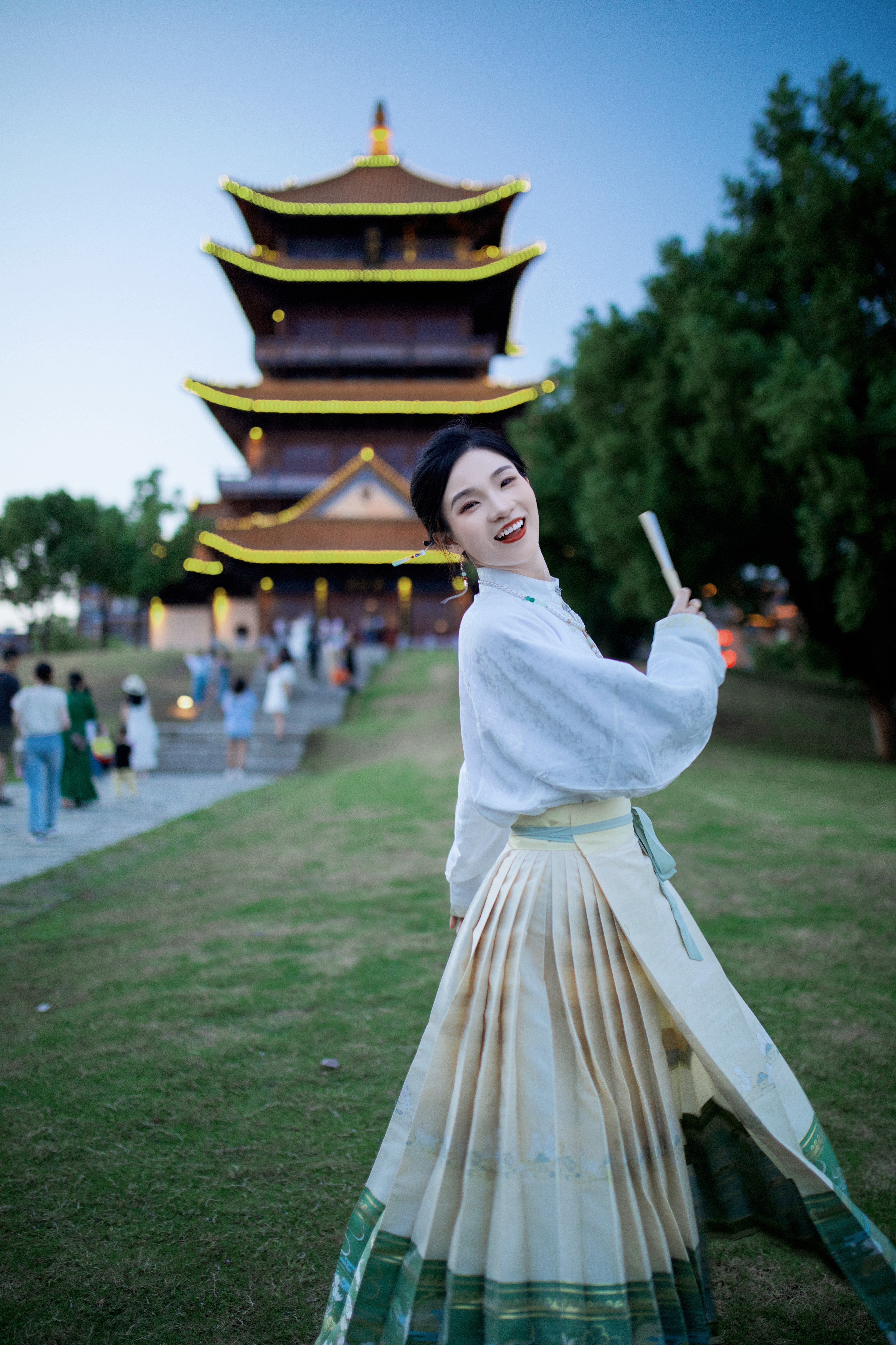古装人物身着汉服于古建筑前优雅留影