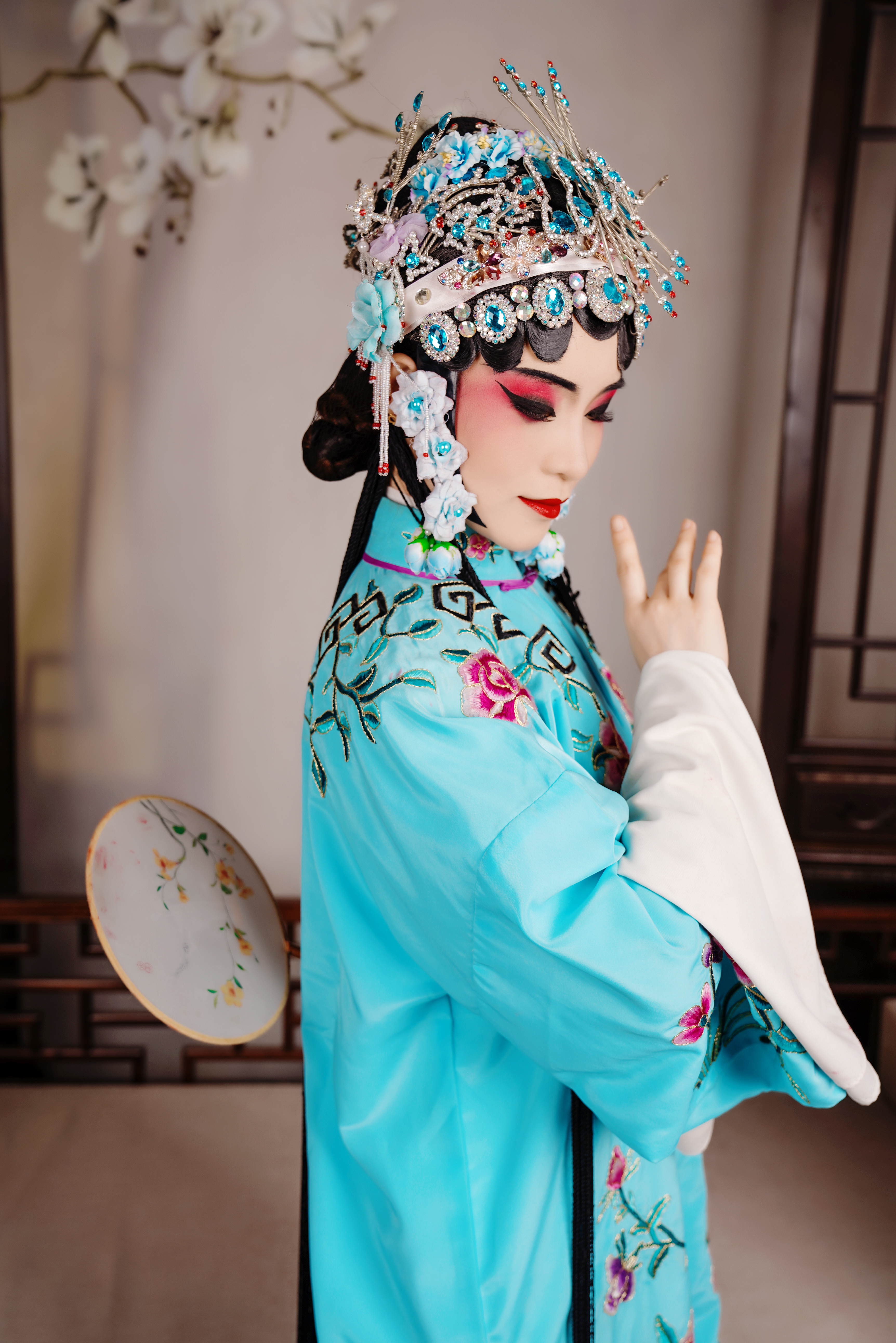 身着精美戏服的古装人物戏曲之美