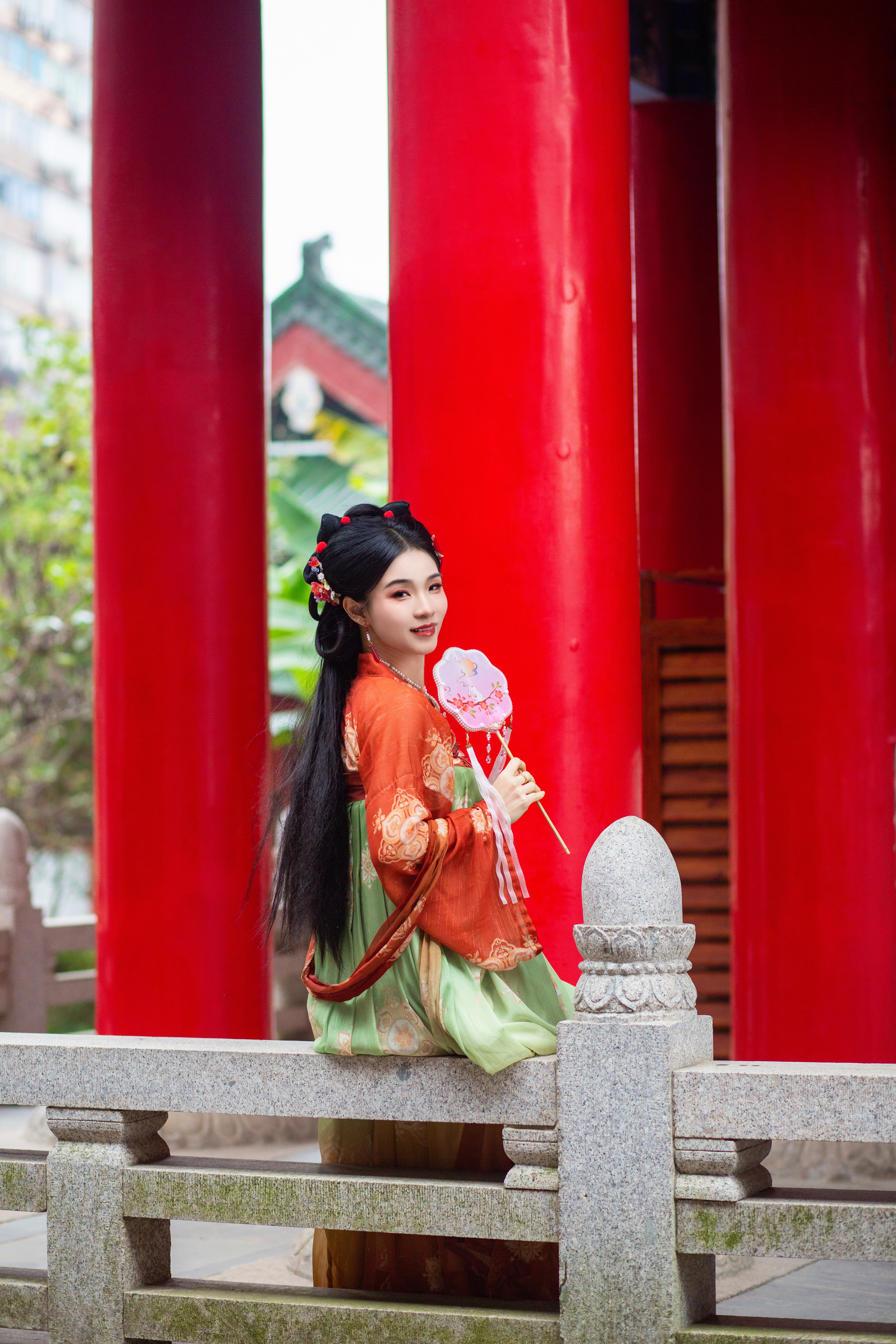 古装女子手持团扇中国风古典韵味