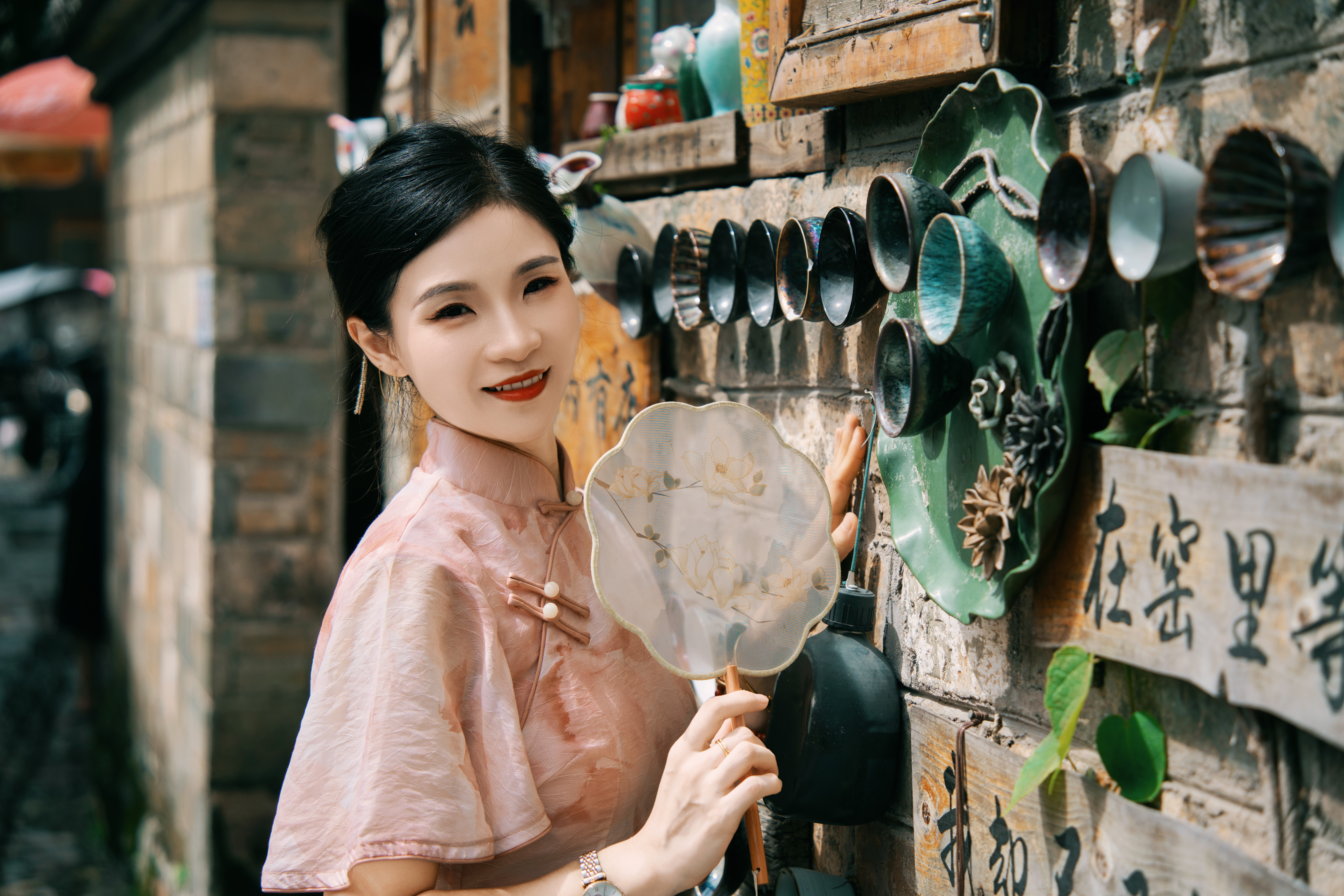 古装女子手持团扇古典美