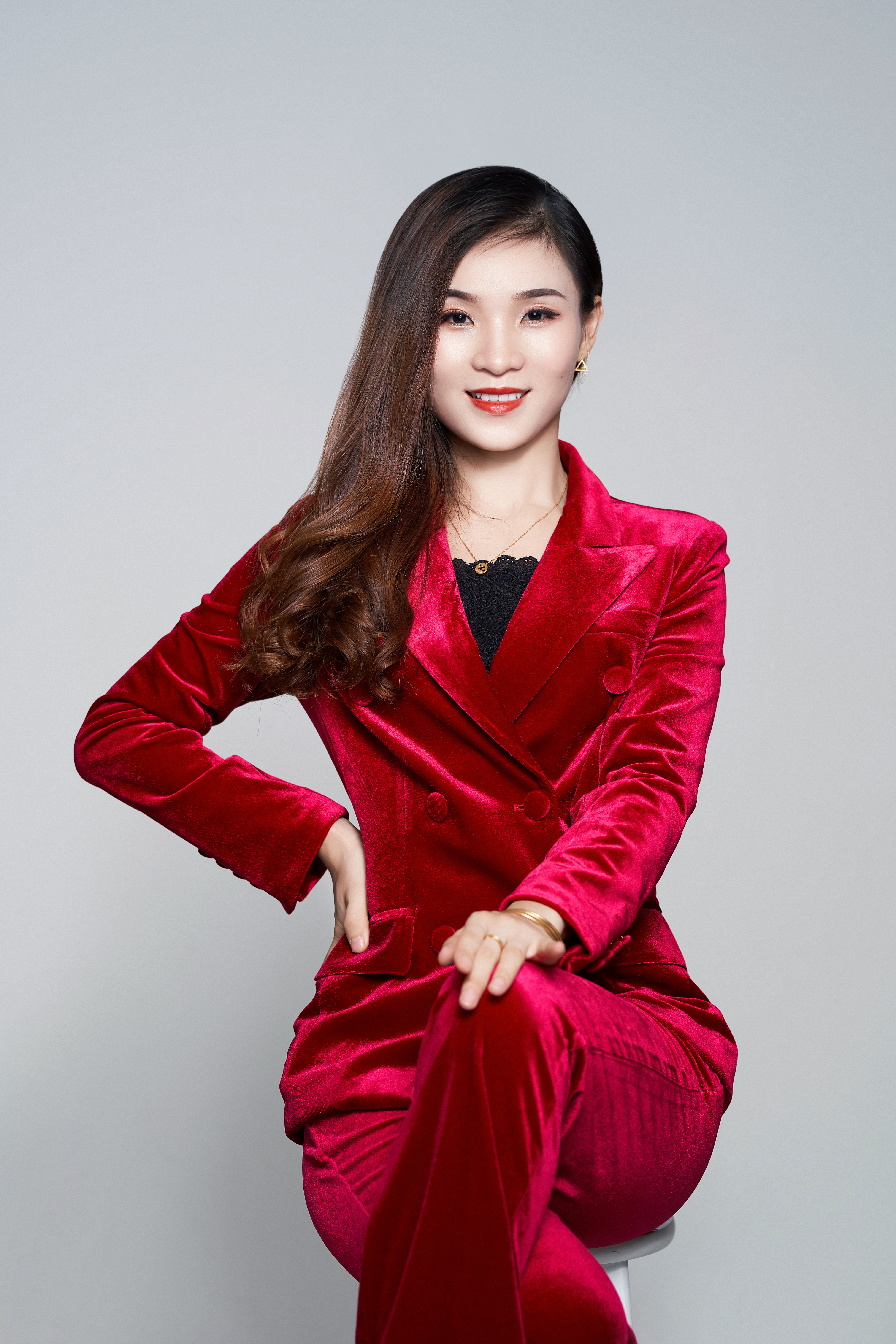 身着红色西装的时尚女性优雅气质