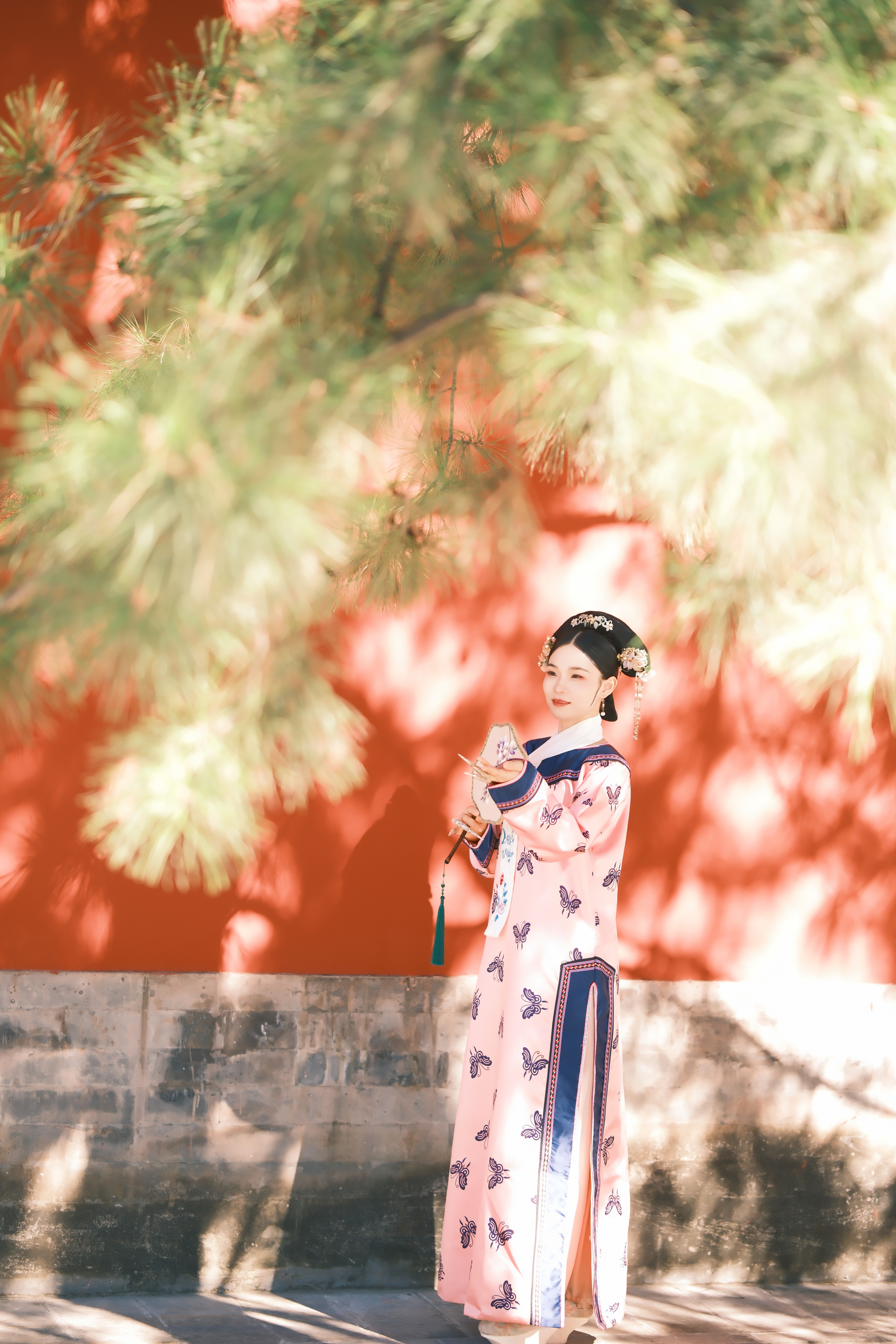 古装人物身着传统服饰典雅中国风