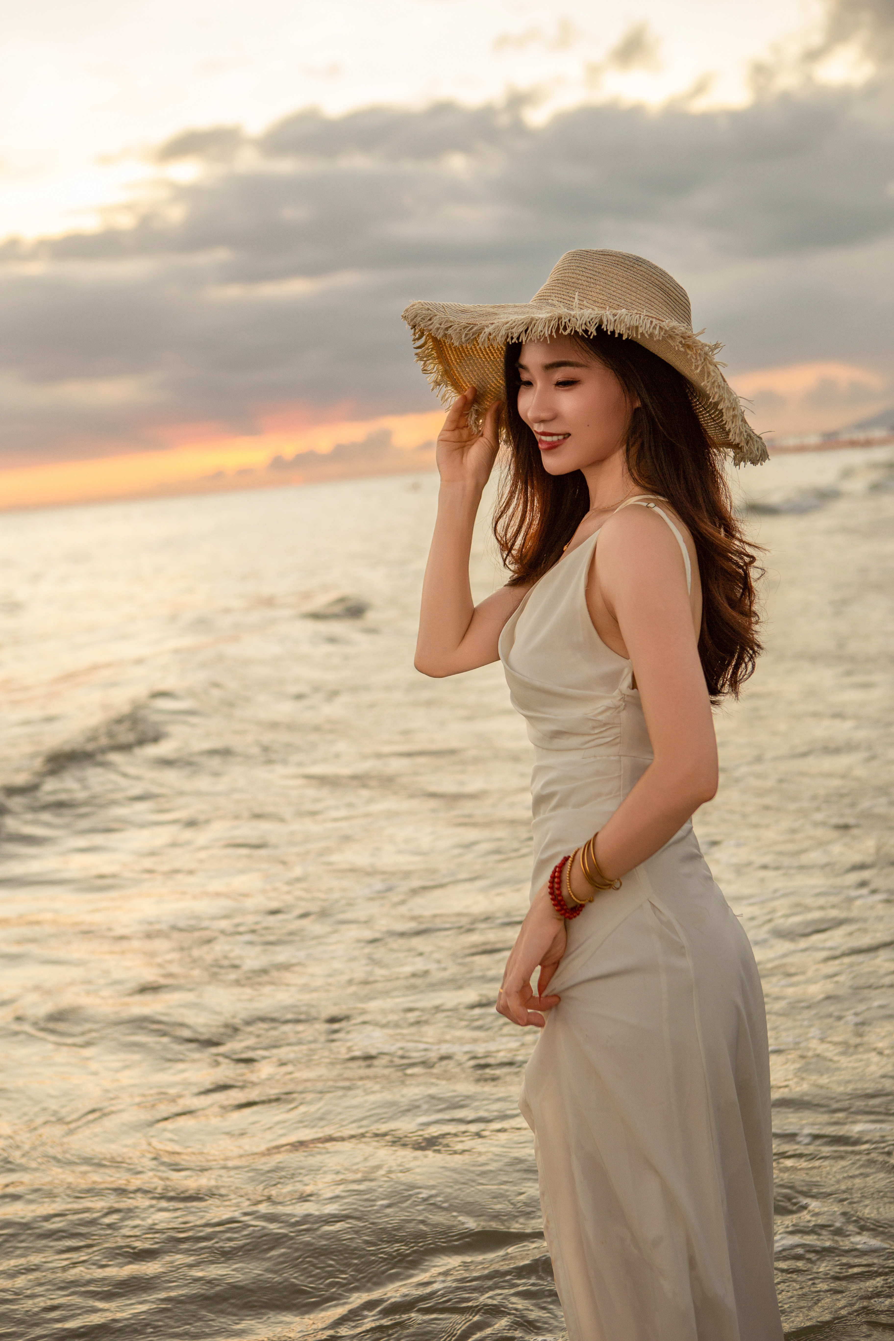 身穿优雅长裙的女子在海边唯美瞬间