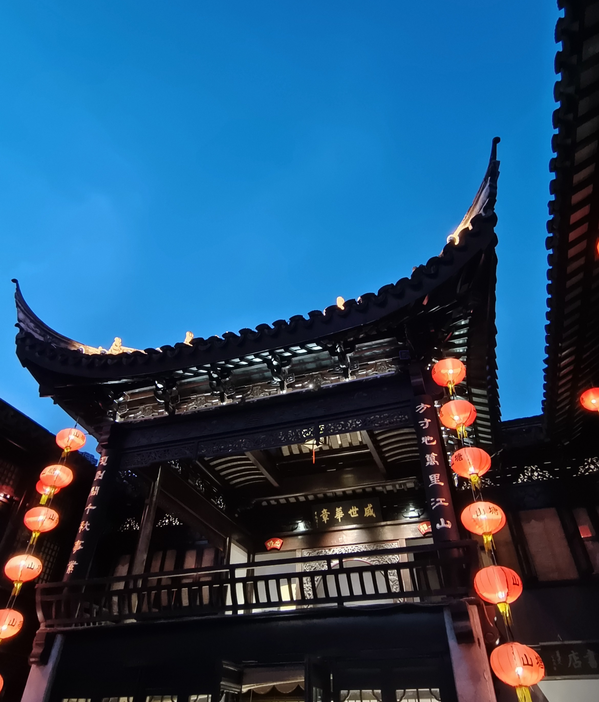 古色古香古建筑灯笼高挂中国风韵味