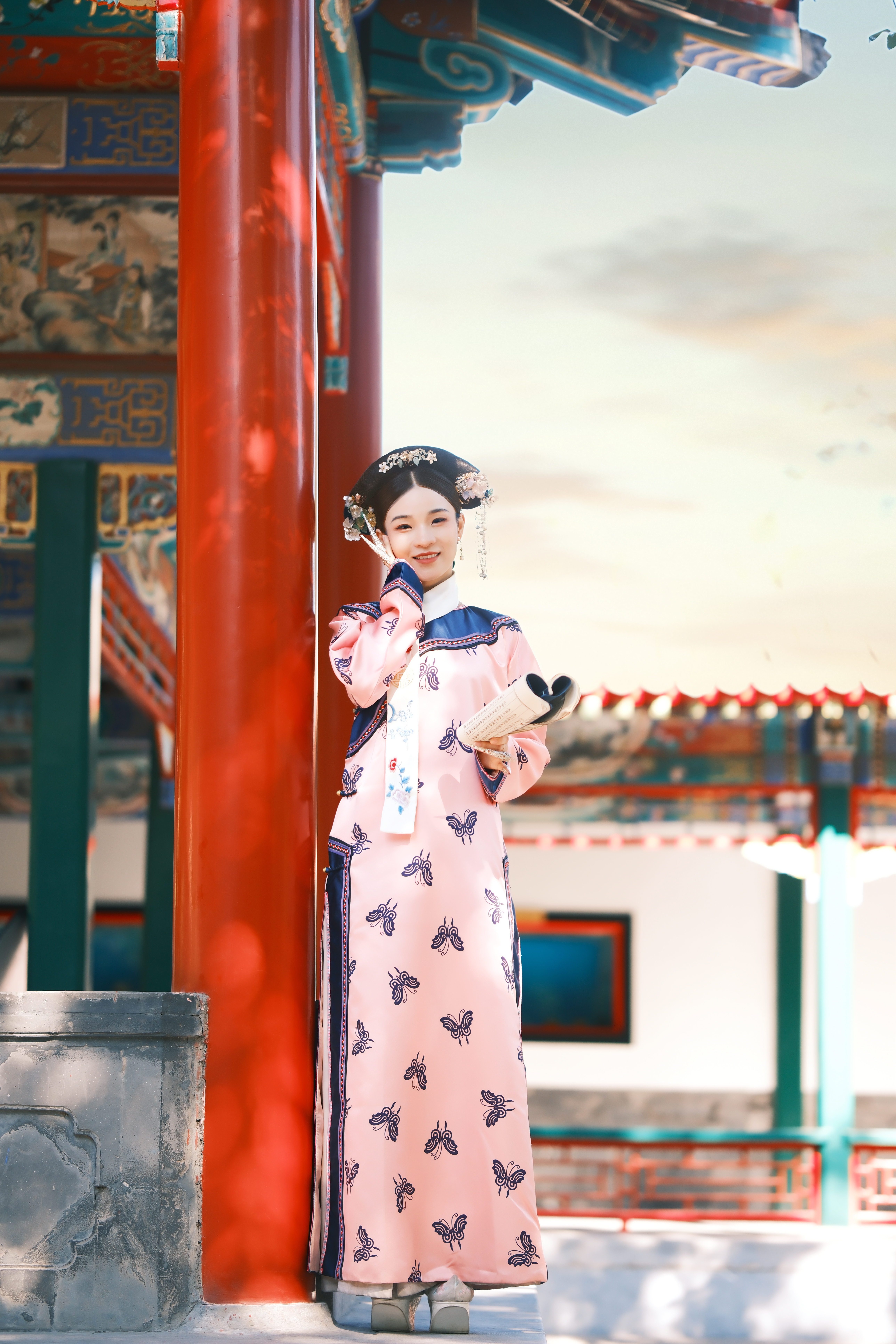 身着传统旗装的古装女子古典美
