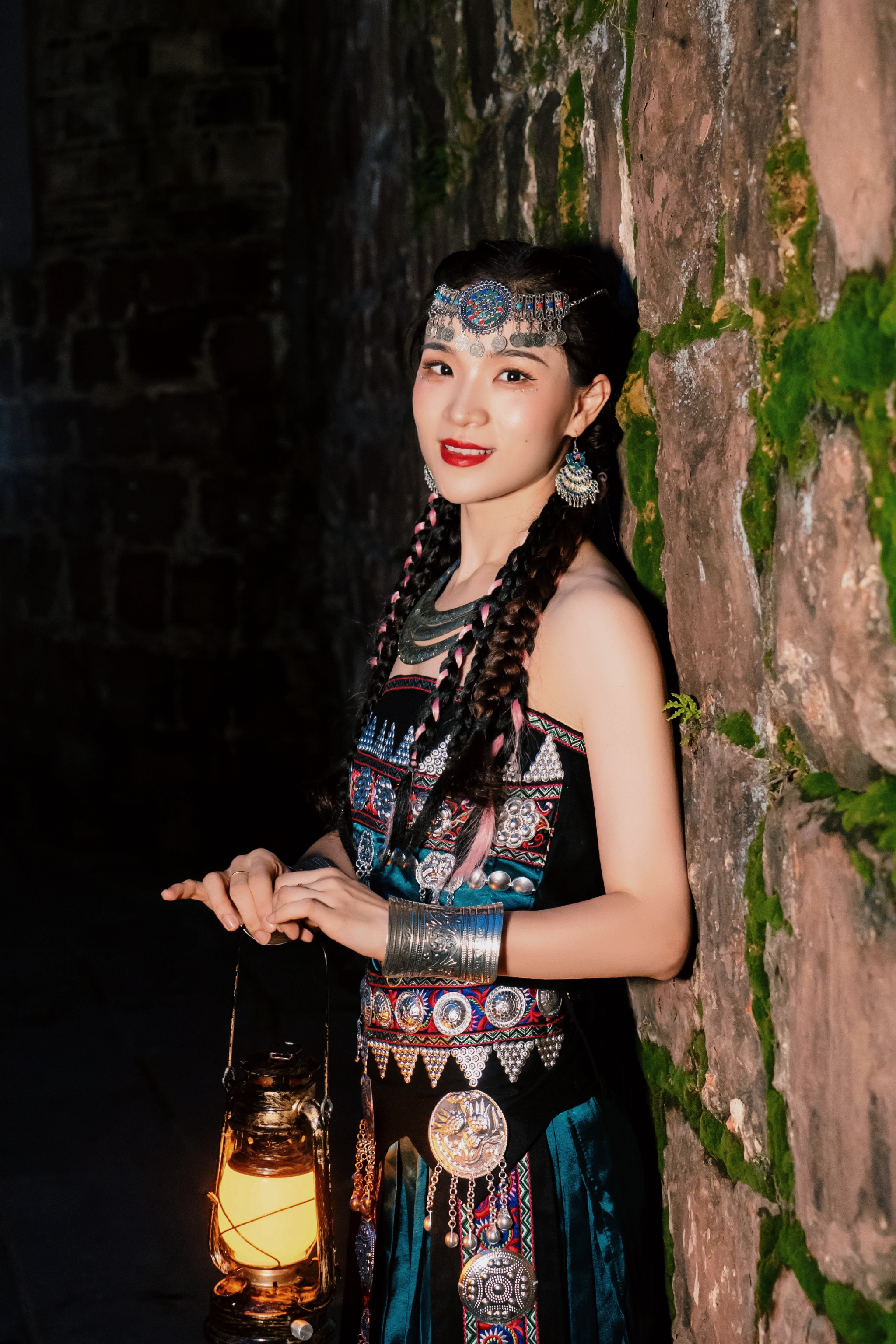 民族服饰的女子手持灯笼独特魅力
