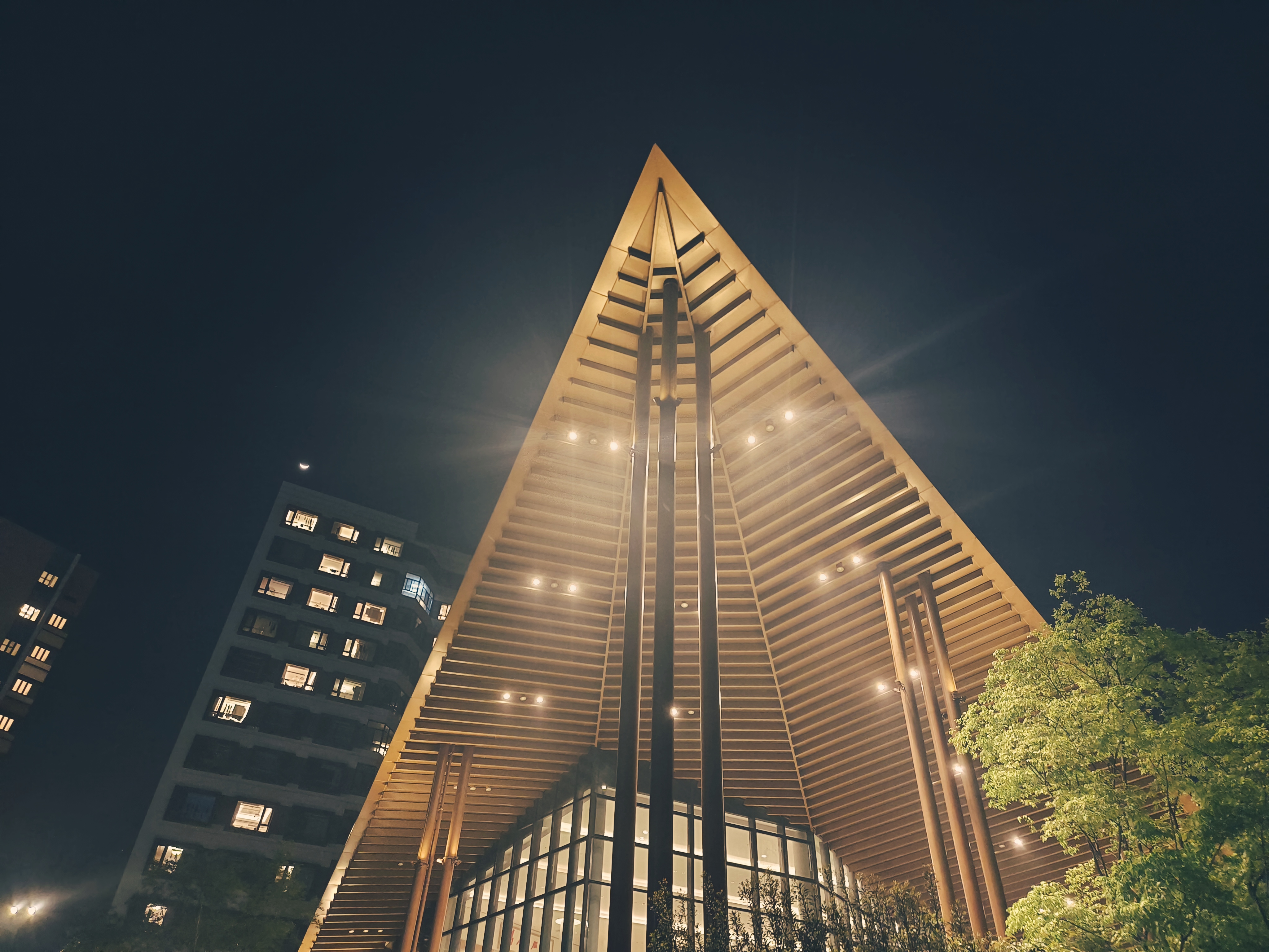 独特三角建筑夜景高端建筑之美