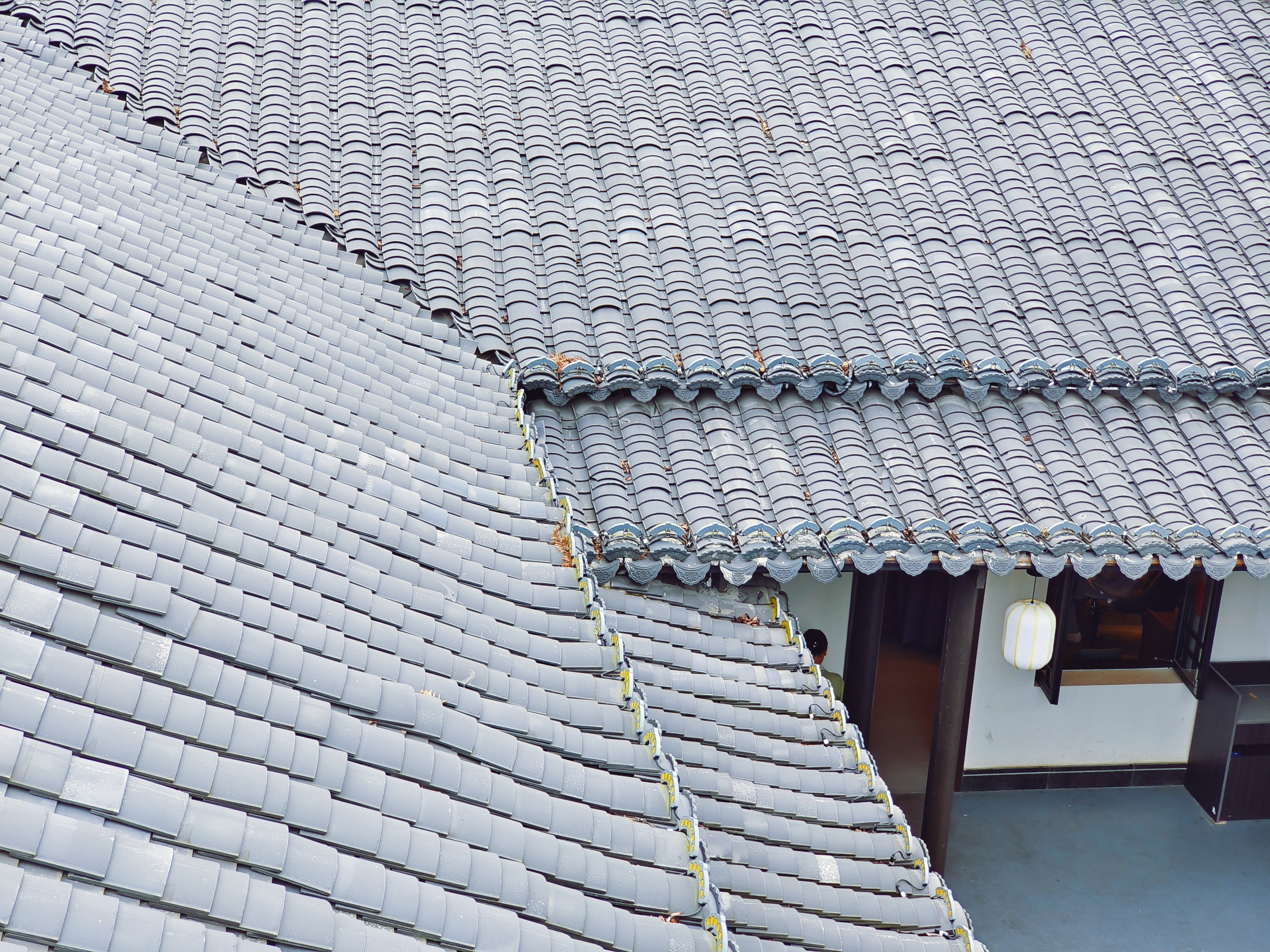 传统古建筑瓦片屋顶古朴韵味
