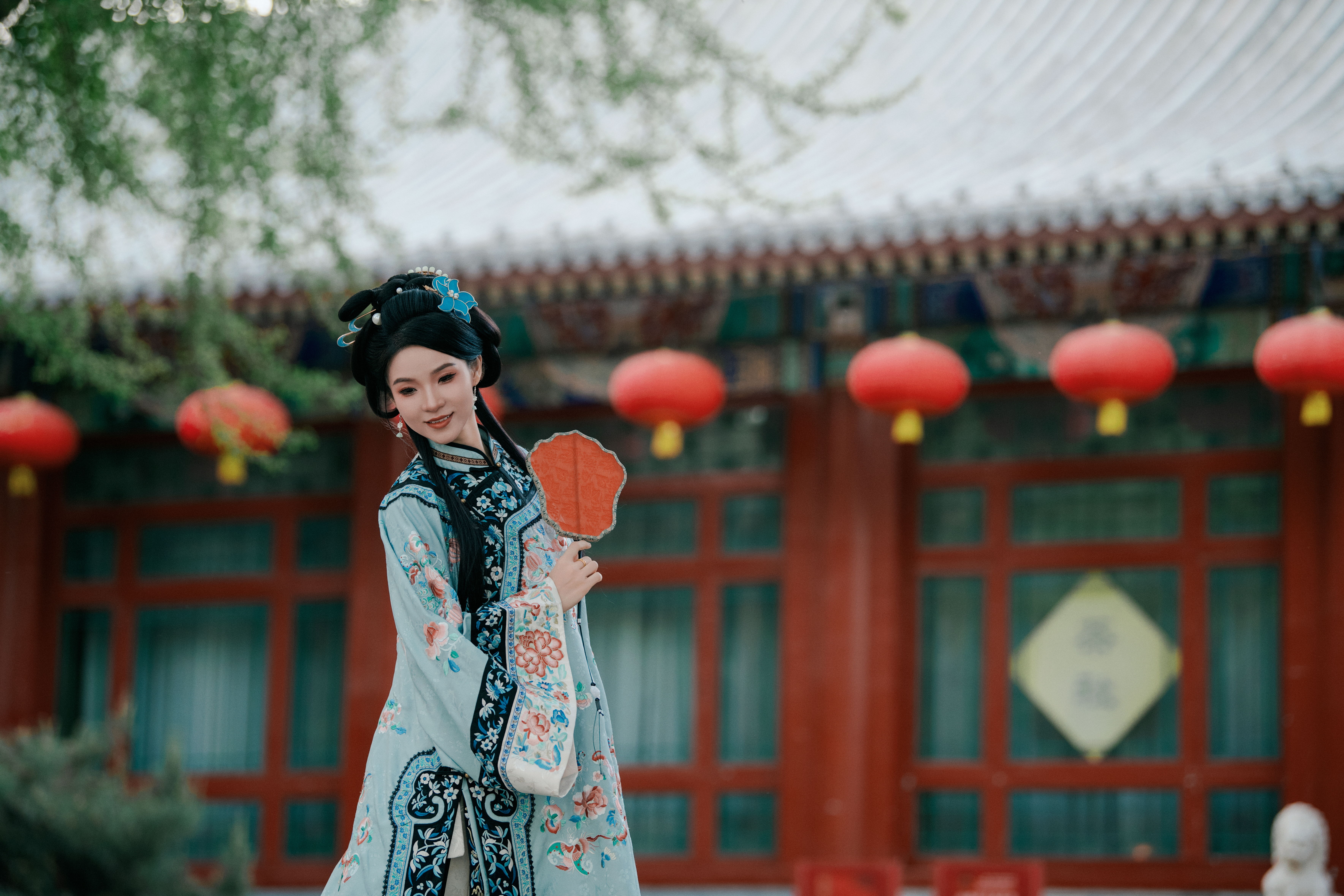 古装人物手持团扇中国风古典韵味