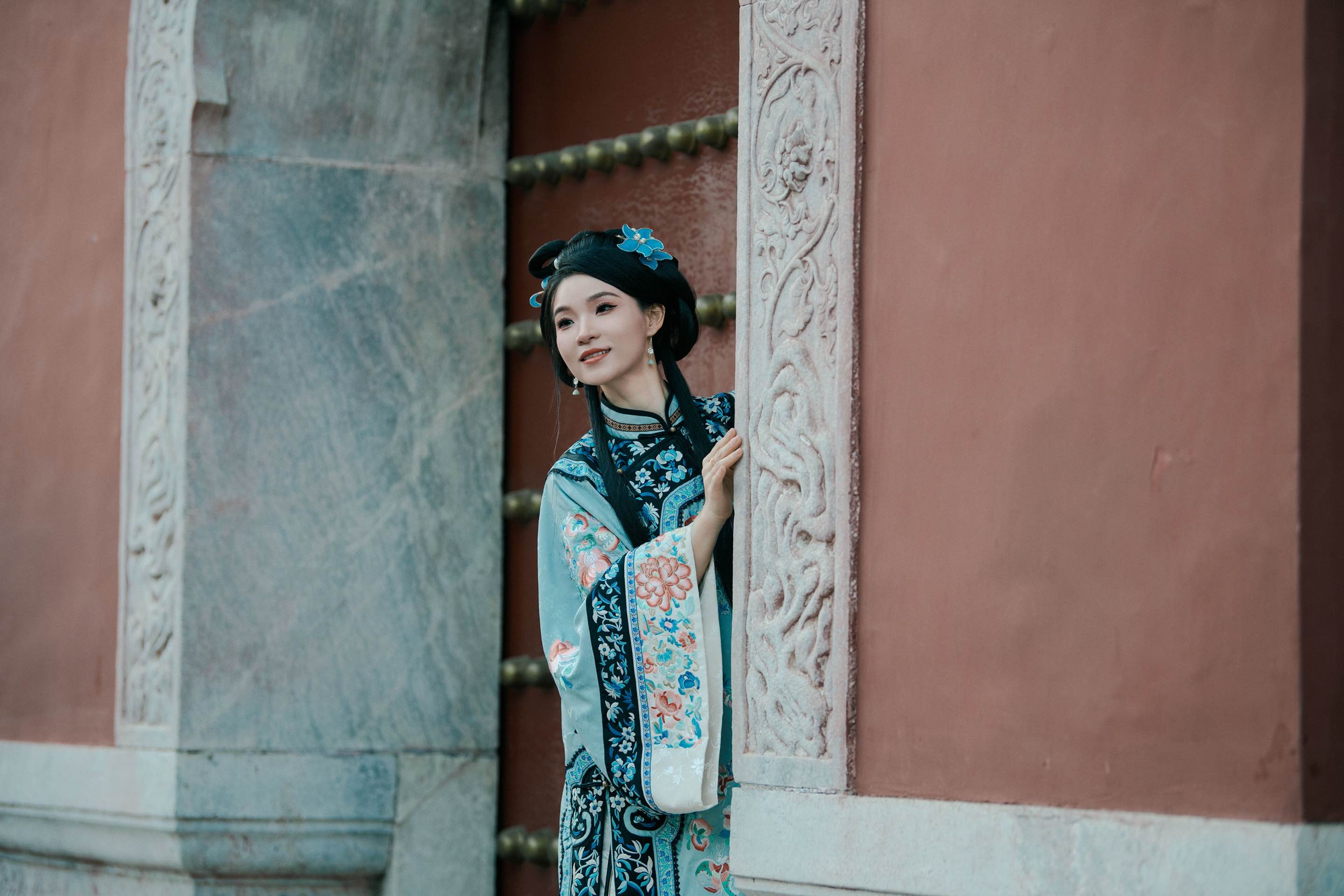 古装人物身着传统服饰中国风韵味