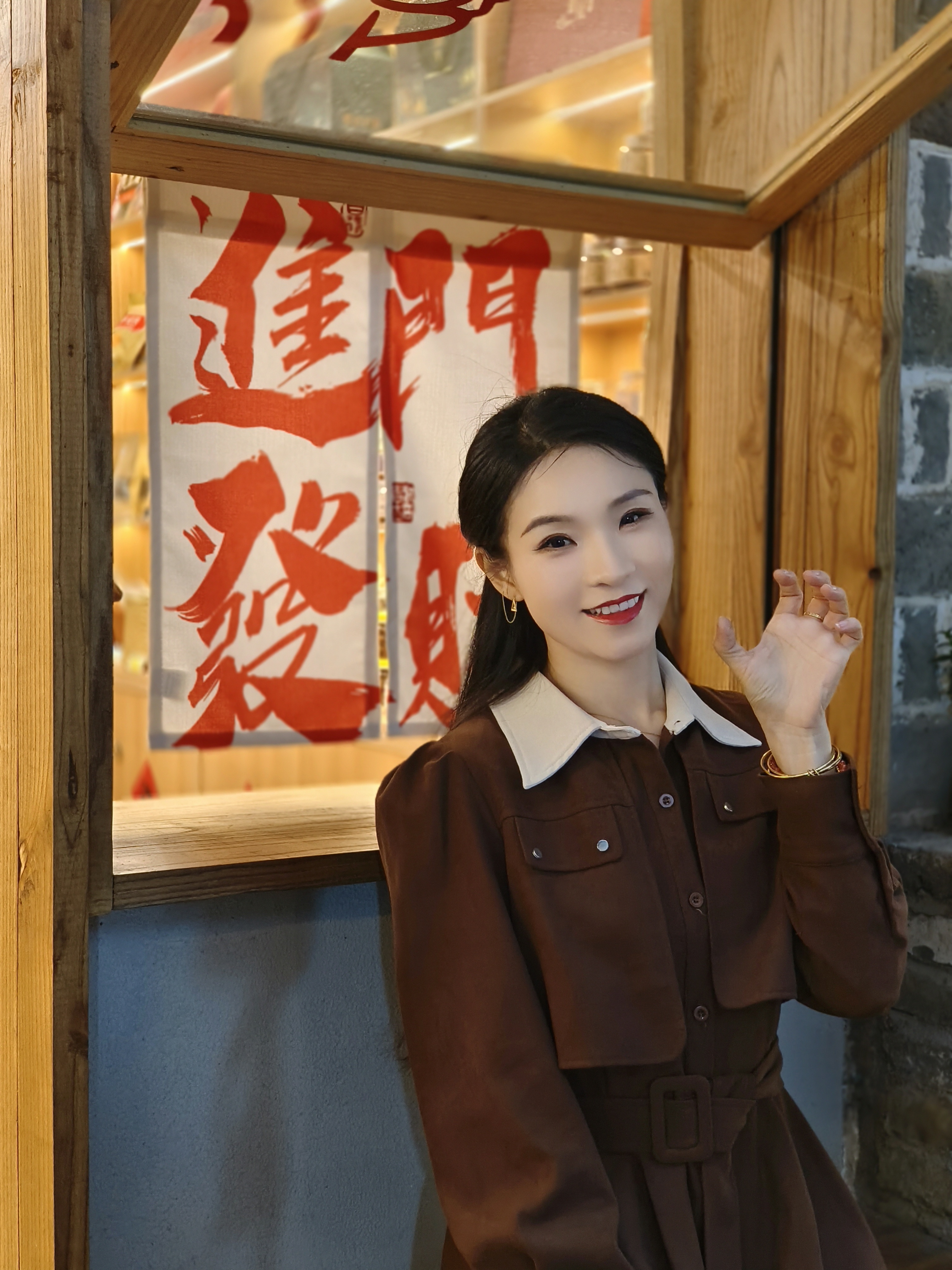身着时尚服饰的女子展现中国风魅力