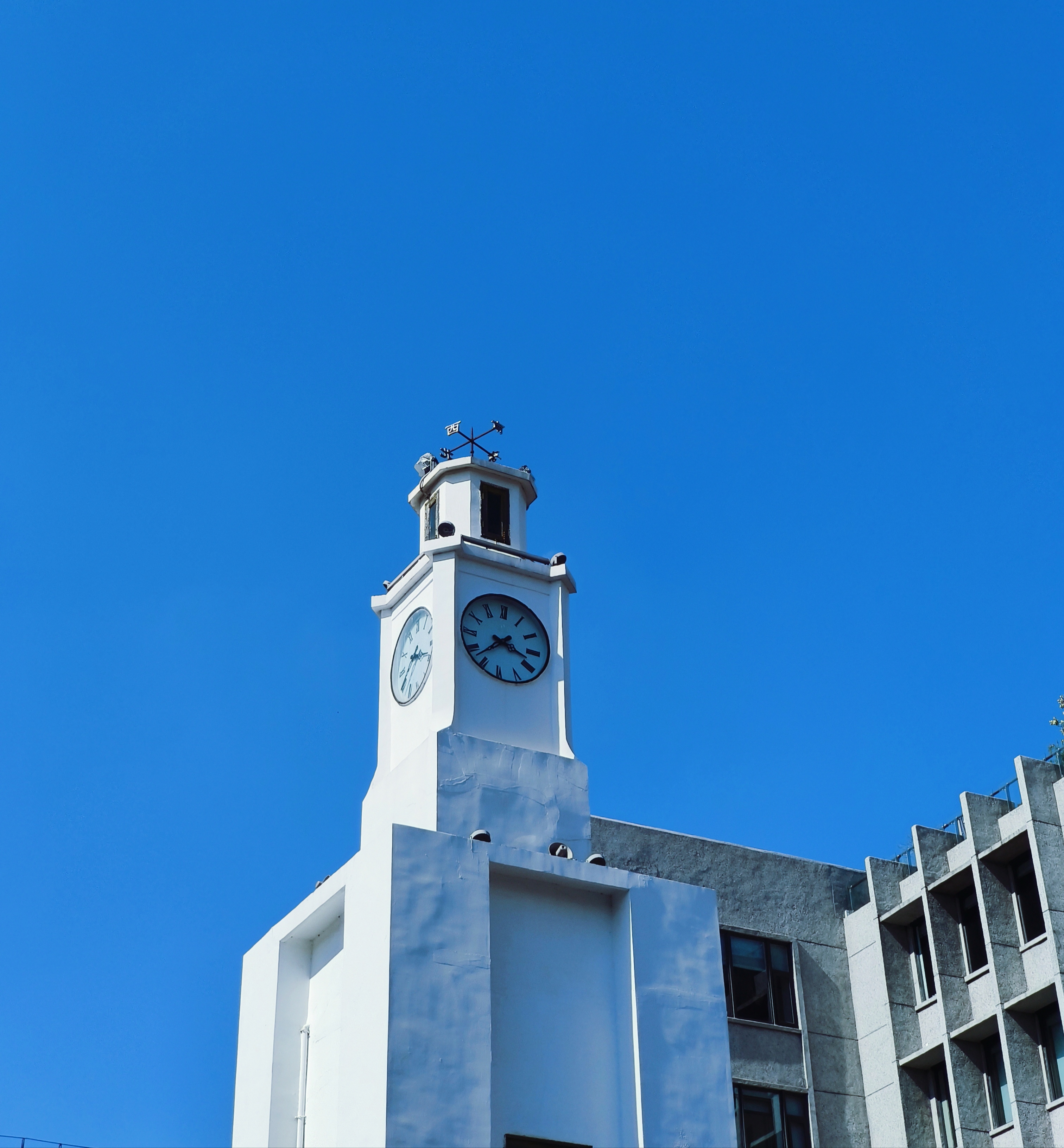 白色钟楼建筑简约壁纸