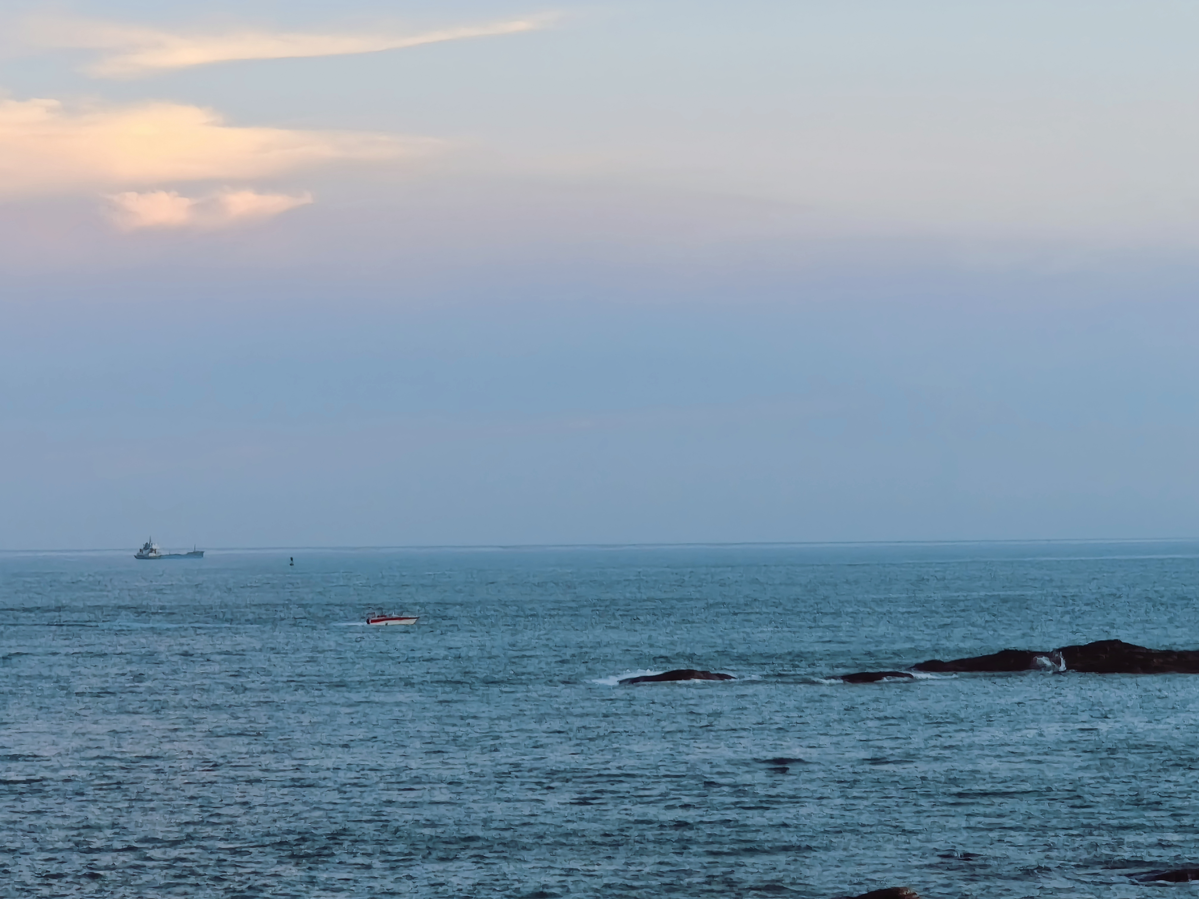 辽阔大海轮船行静谧海景壁纸