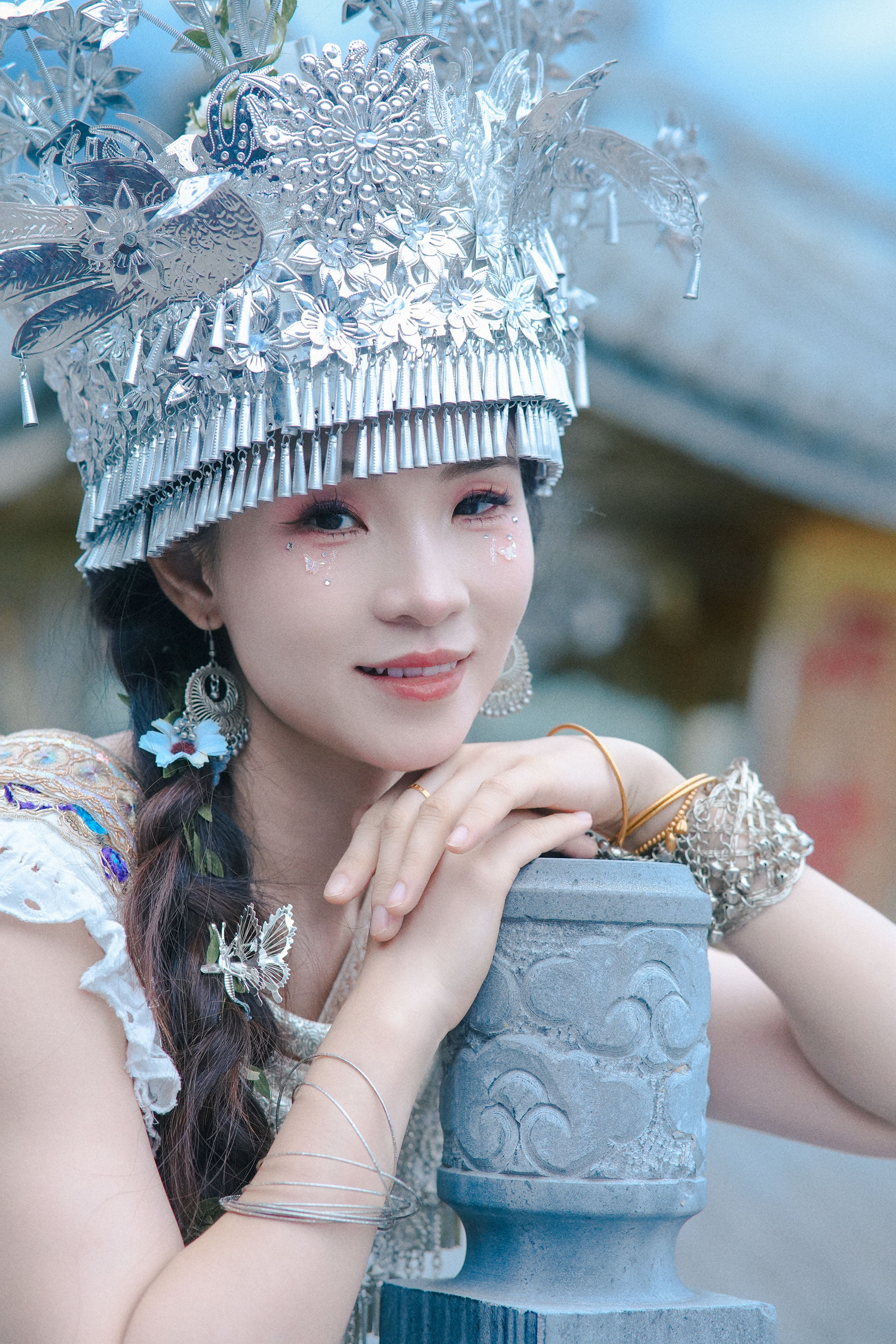 银饰装扮的女子民族风情魅力