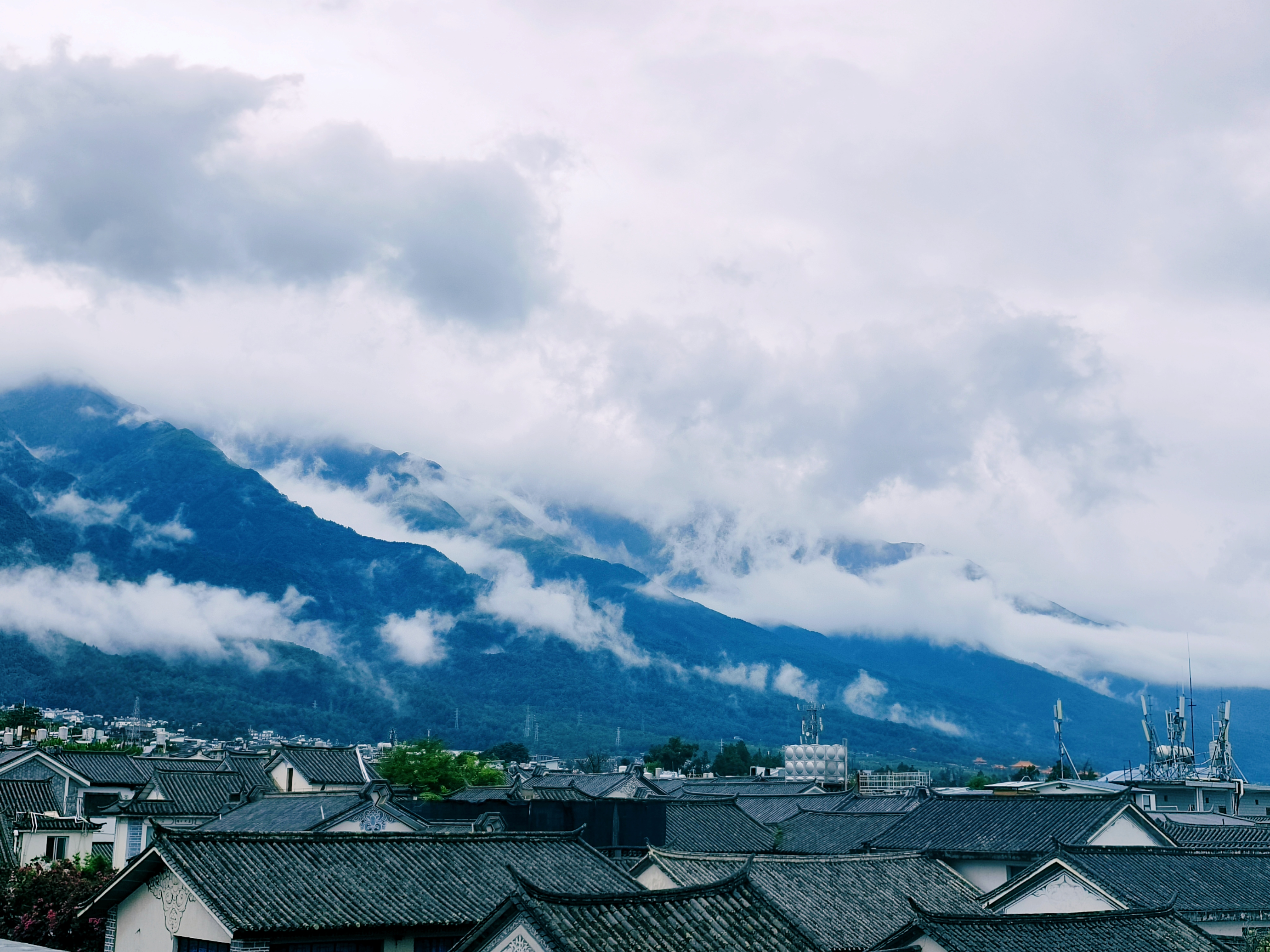 云雾缭绕的小镇赏独特风景壁纸