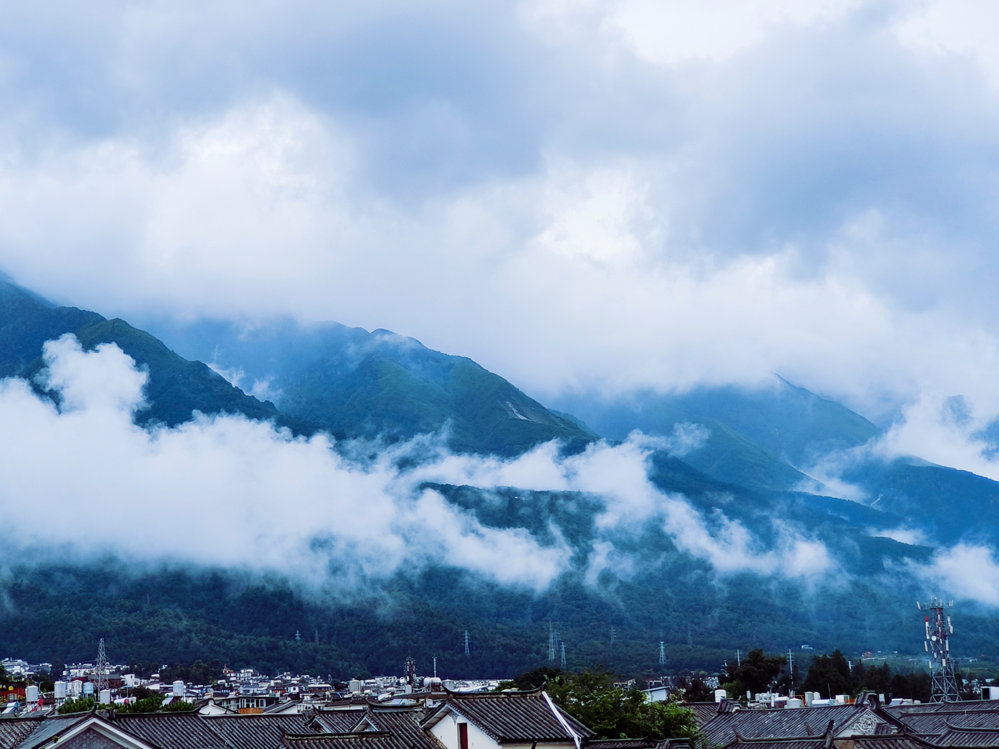云雾缭绕山脉风景壁纸素材