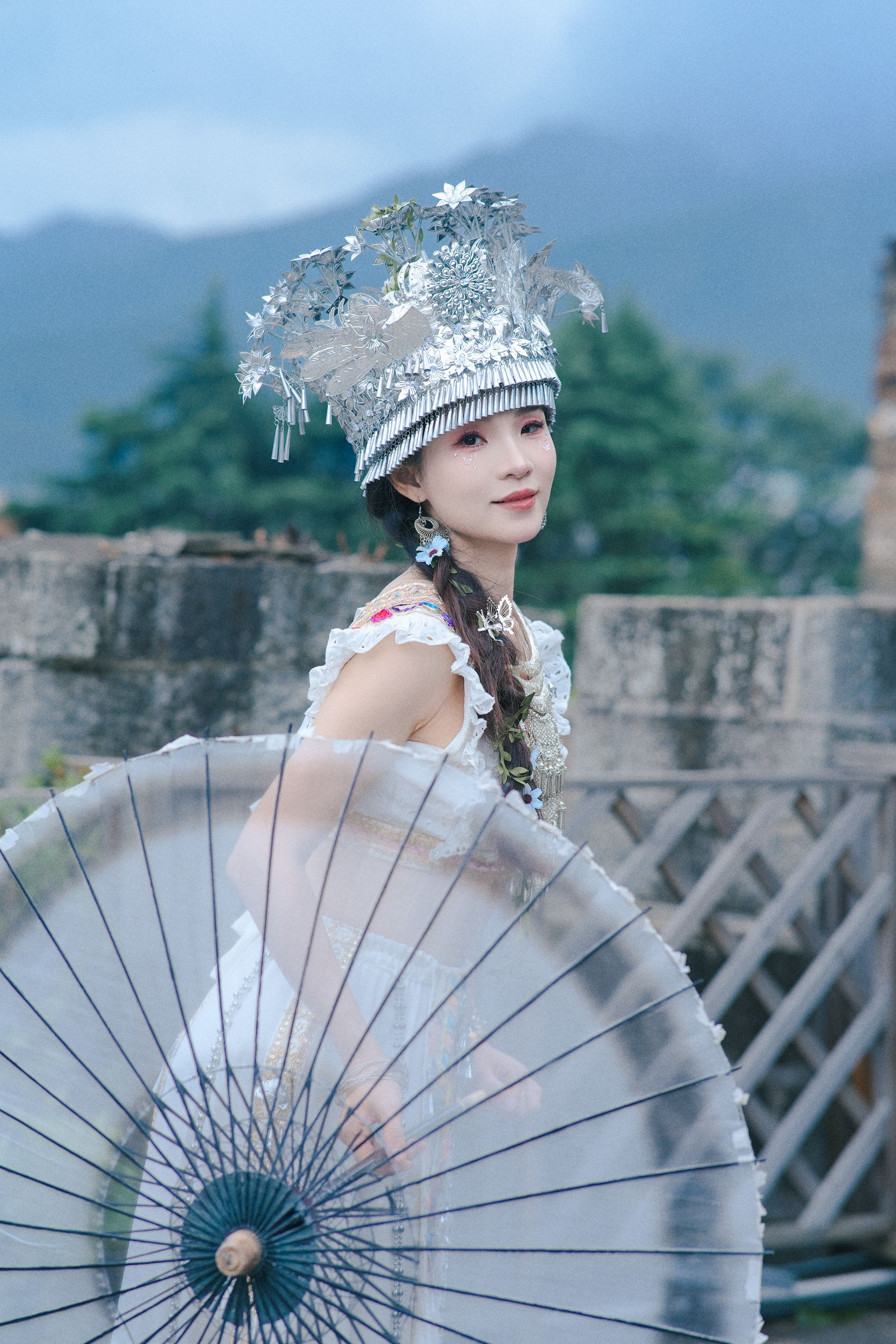 银饰古装女子手持纸伞中国风韵味