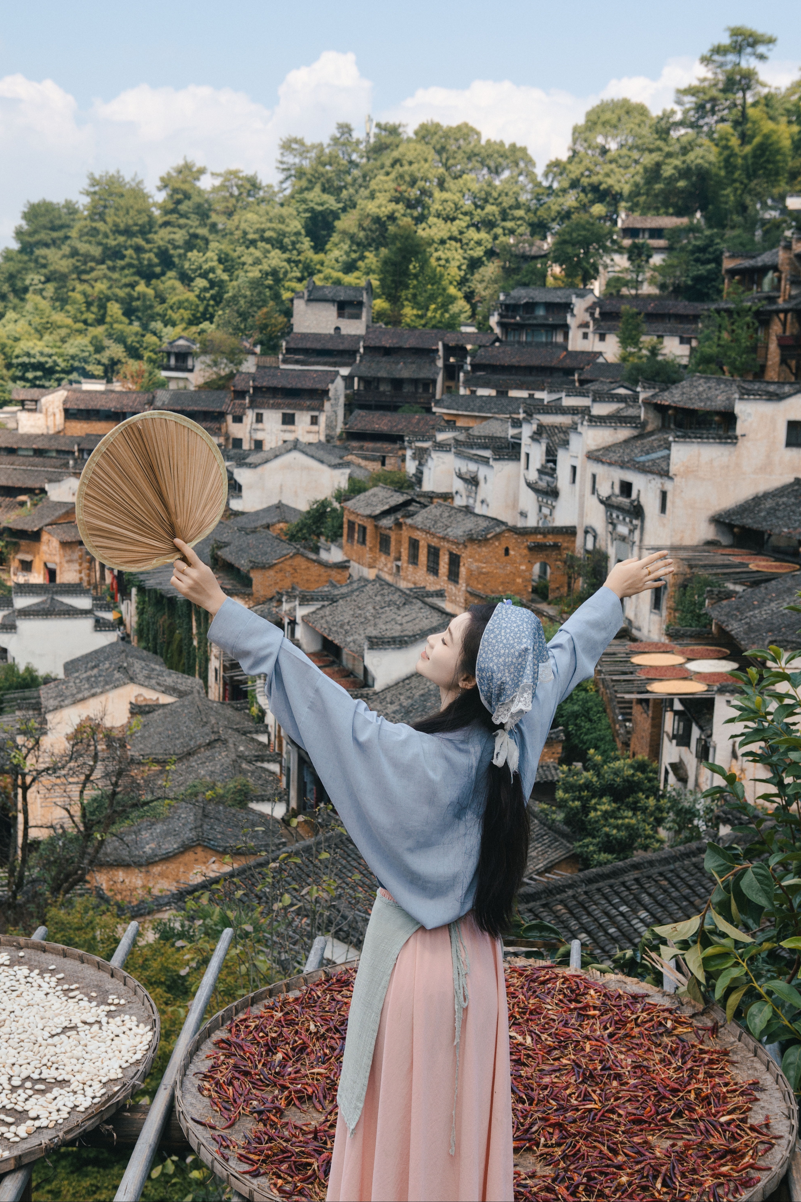 古装女子在古村落中展现独特风情