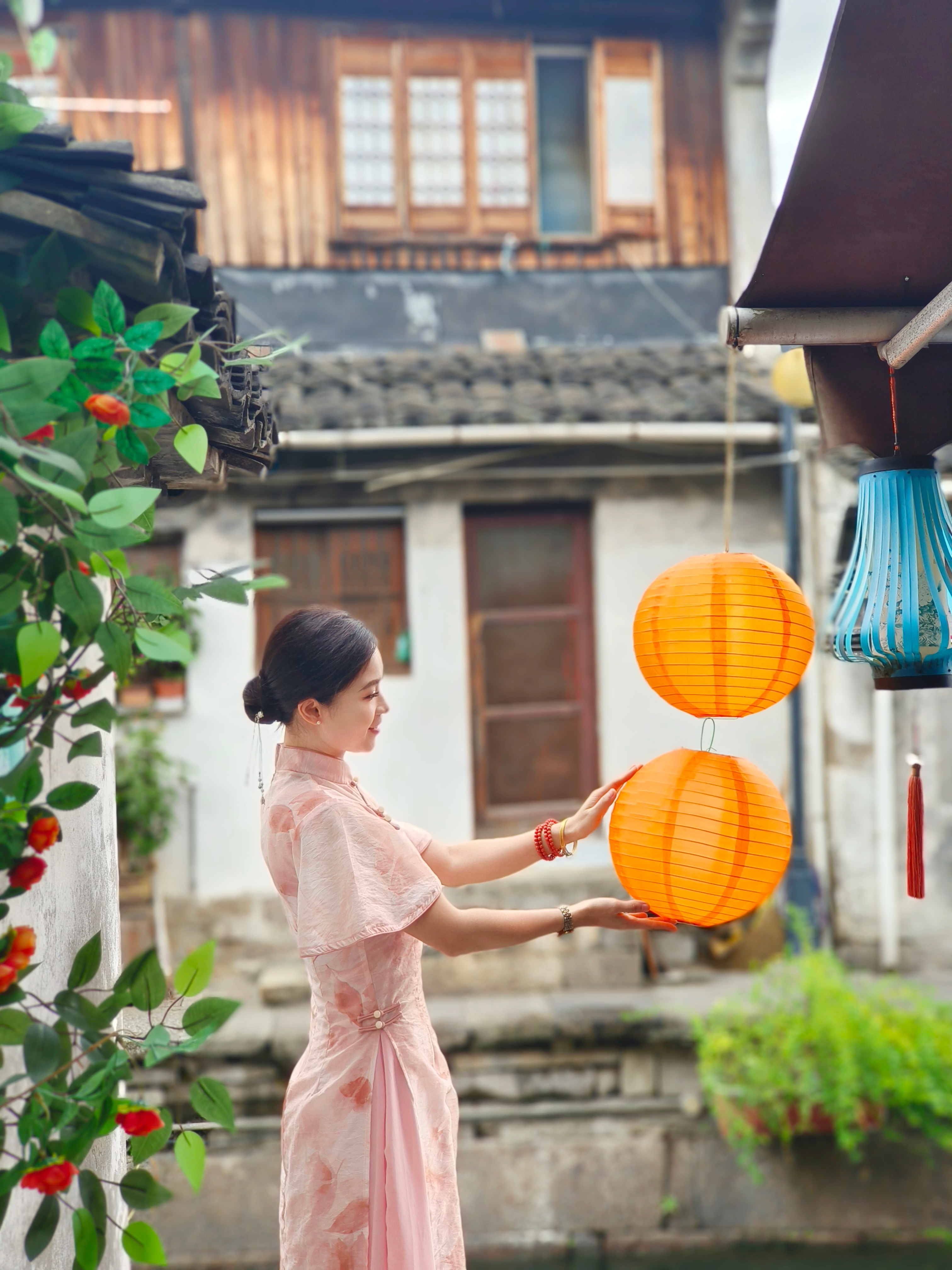 古装女子手持灯笼展现传统中国风之美