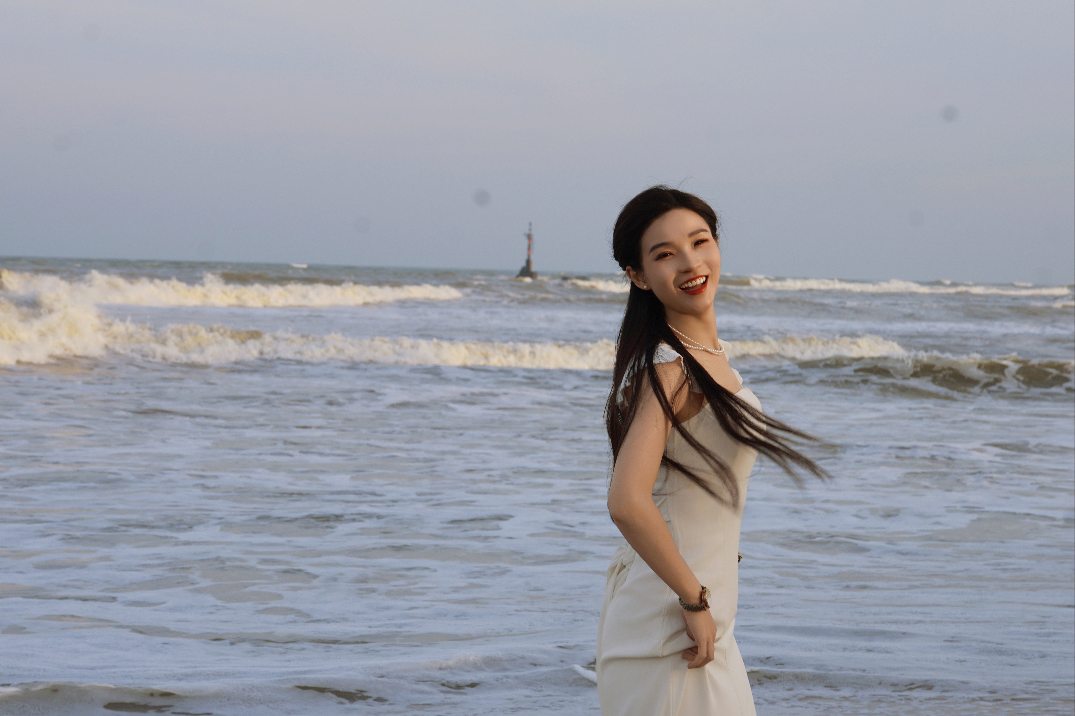 白色长裙女子海边展现优雅