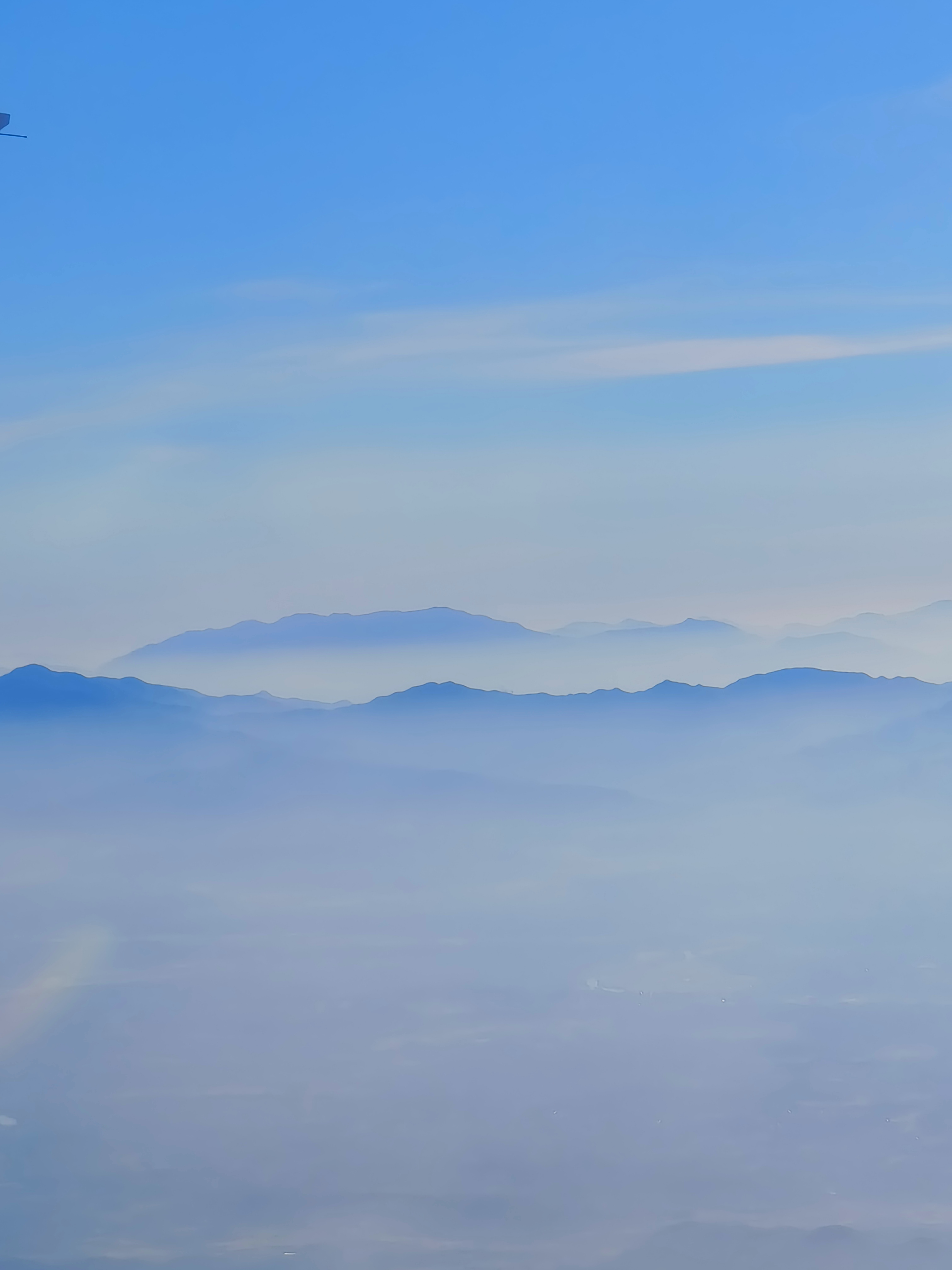 山峦在薄雾中若隐若现唯美自然风景图