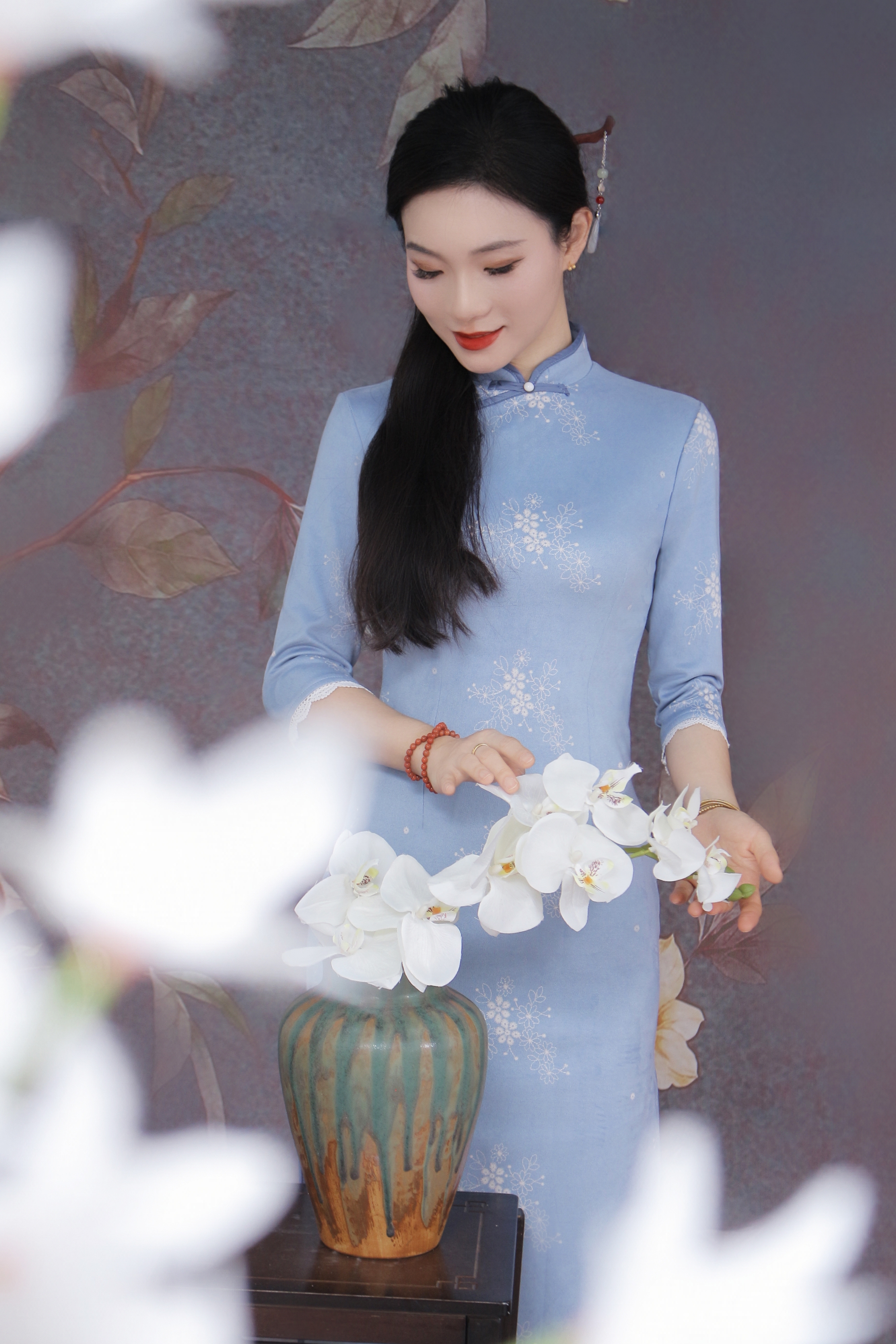 穿着旗袍的女生