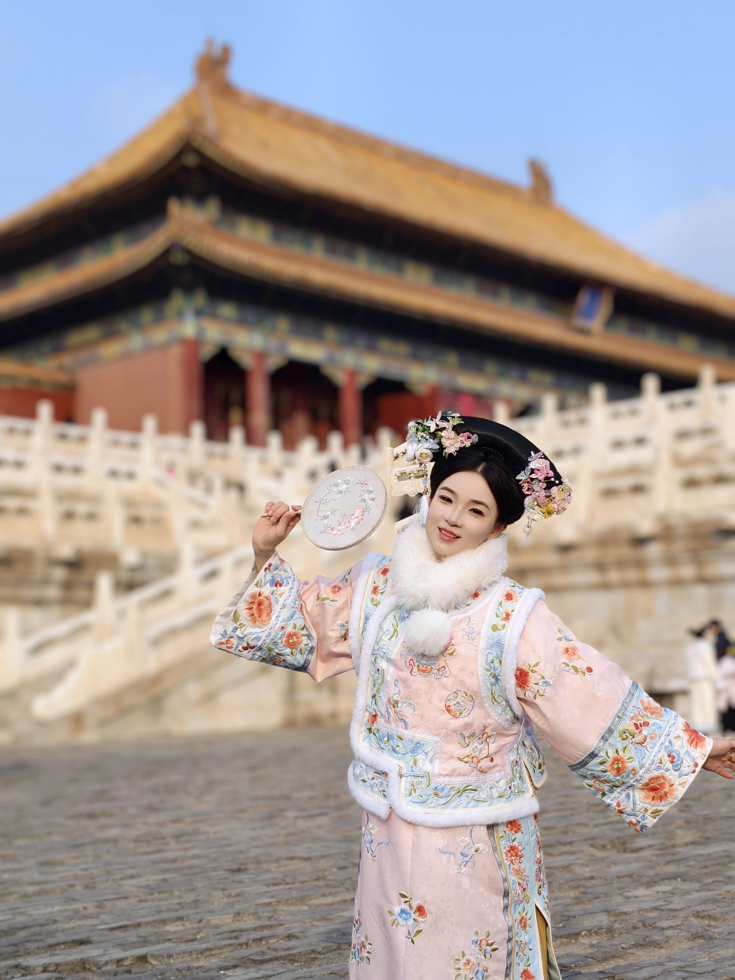 故宫古装手持团扇女生
