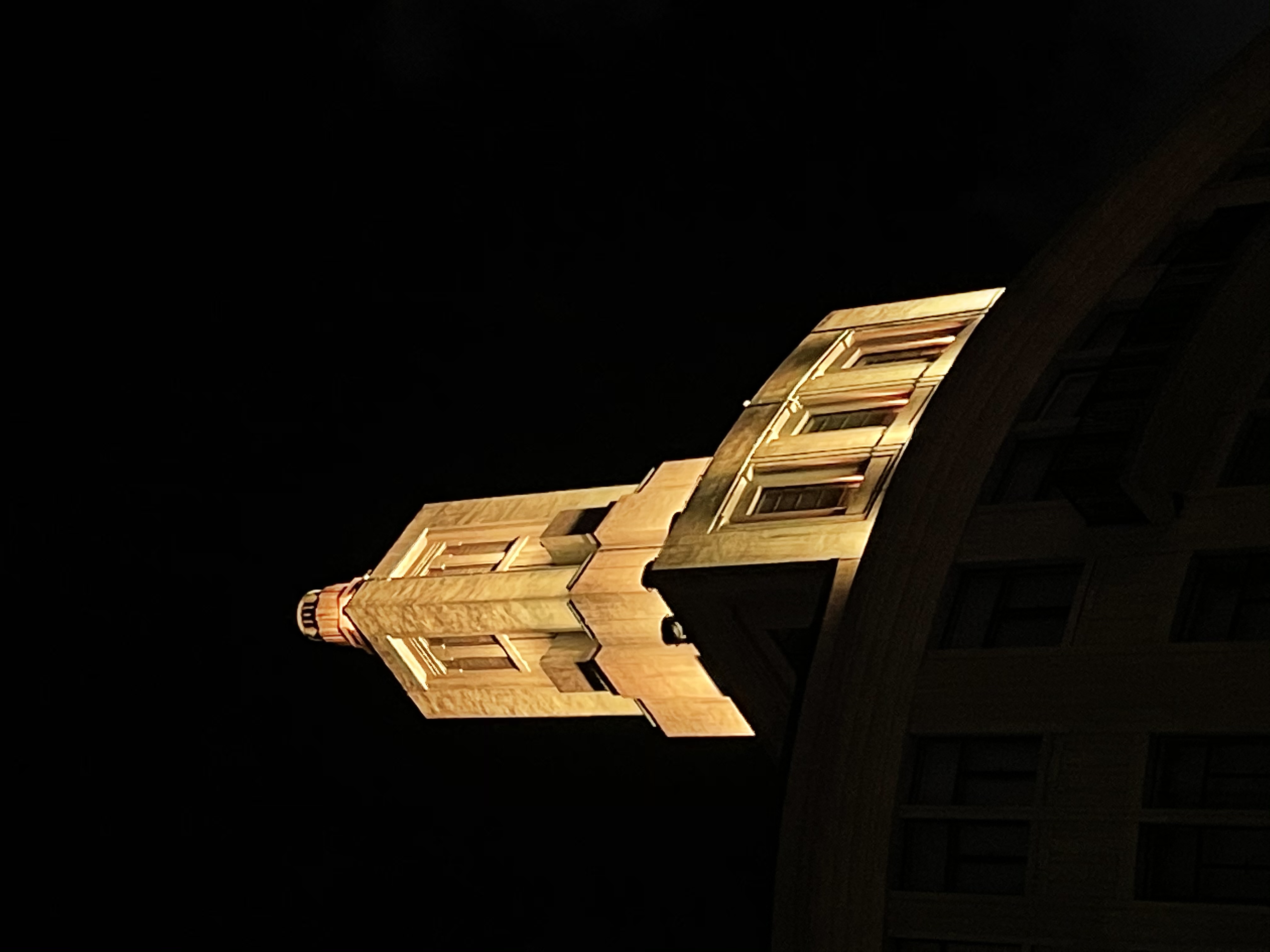独特建筑夜景图，尽显高端质感