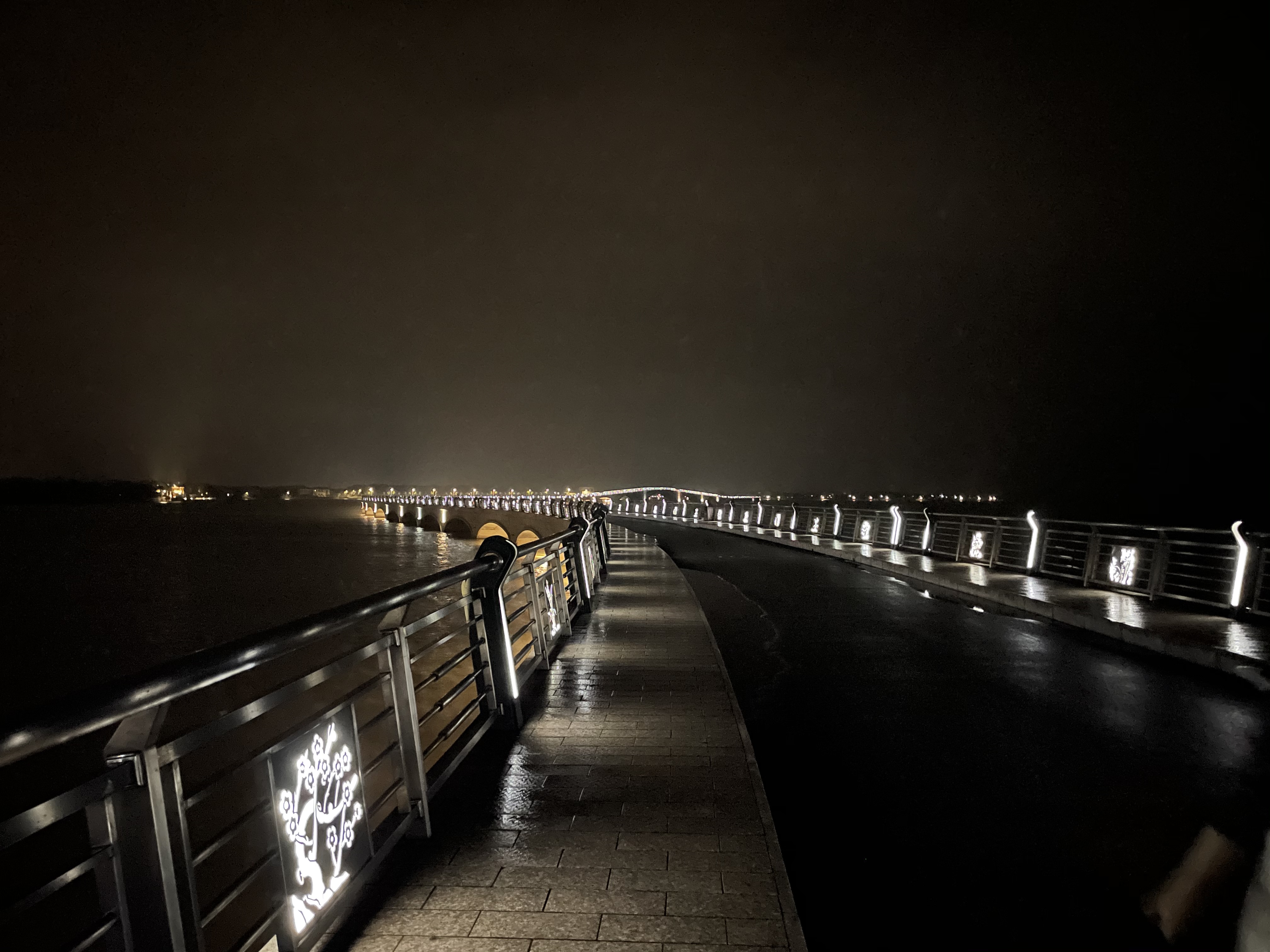 夜晚雨中的跑步道 户外运动健身好去处