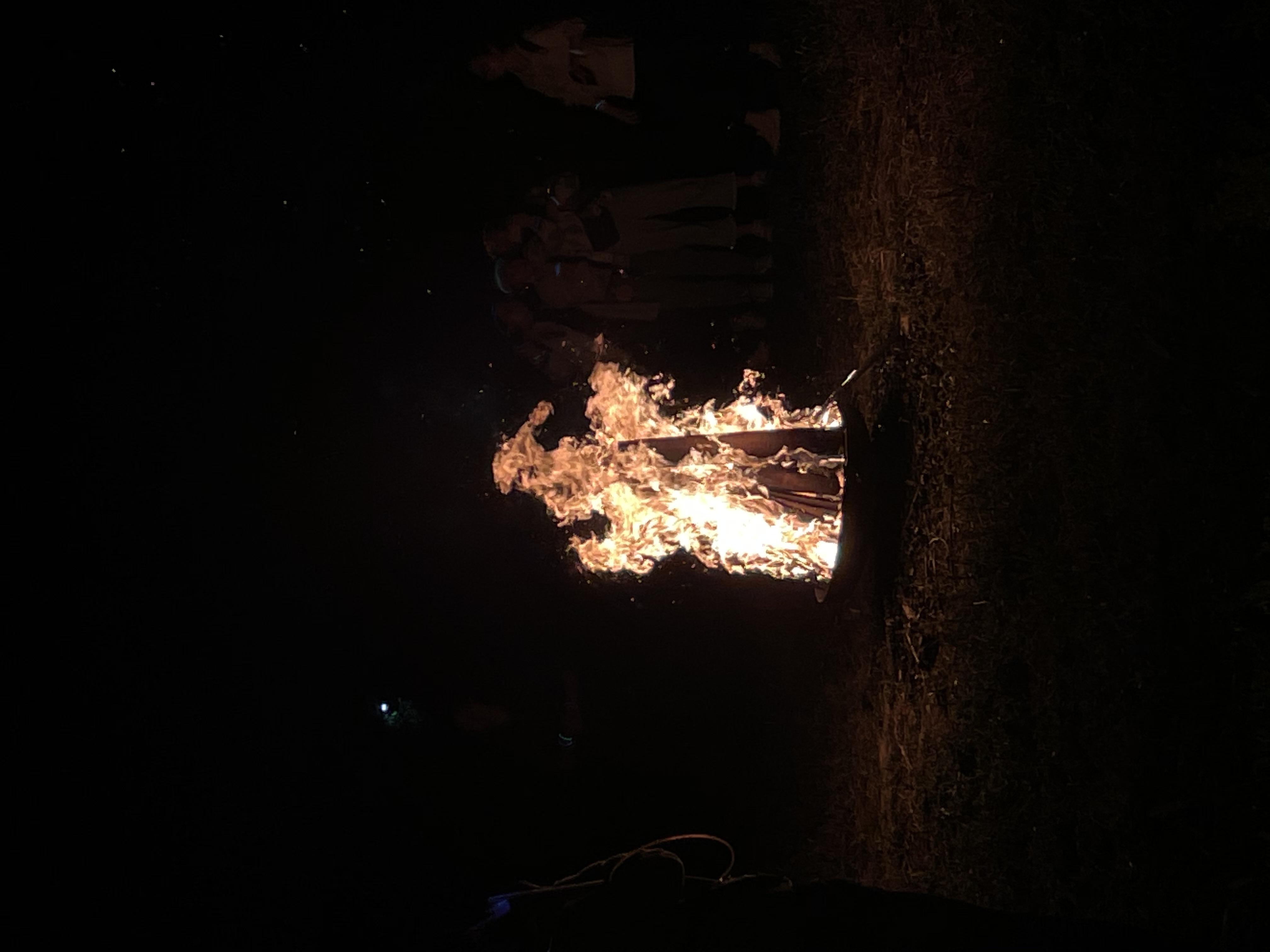 熊熊篝火照亮黑夜，独特户外体验来袭