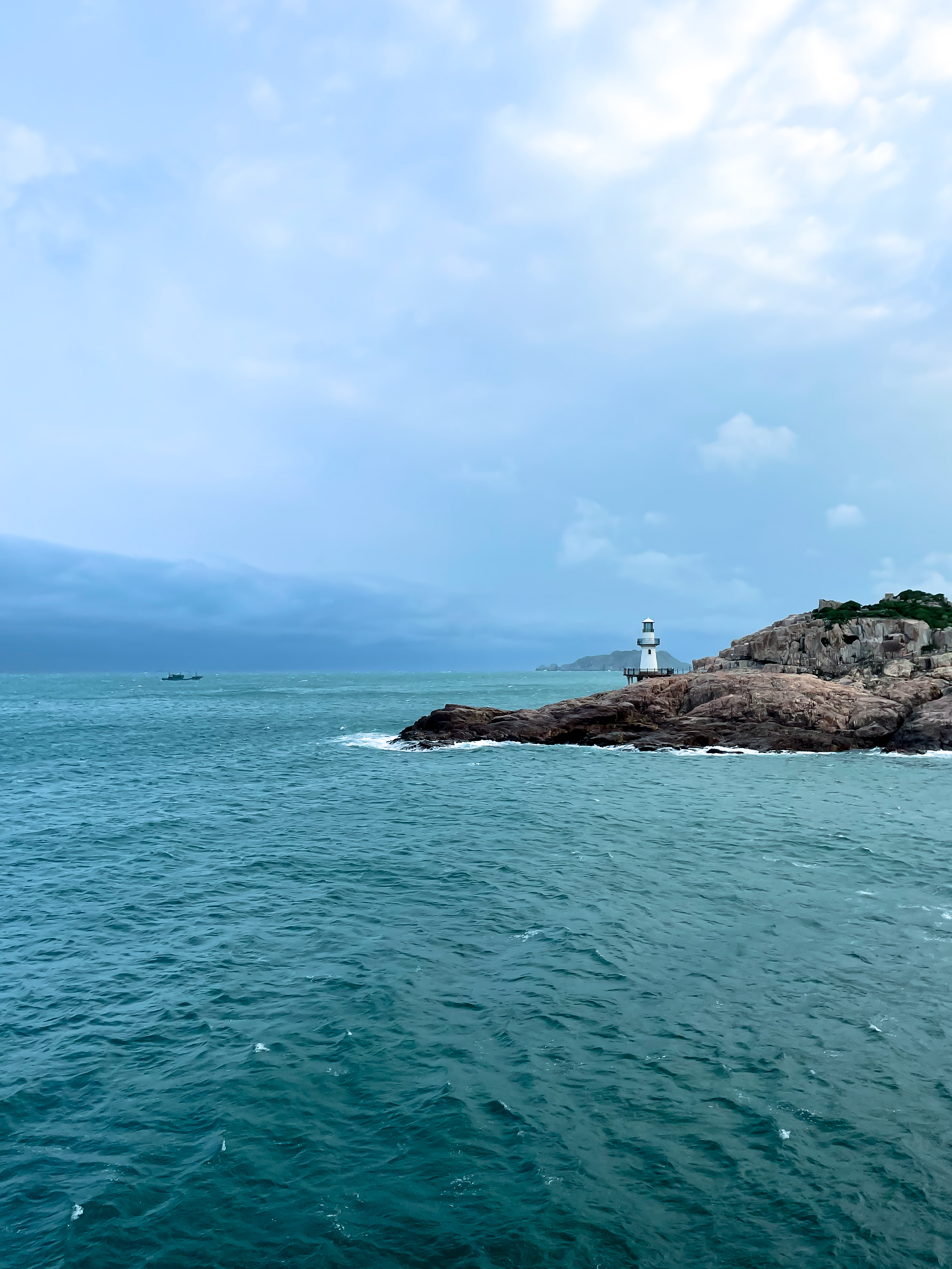 海洋上的灯塔风景 手机壁纸的绝佳之选