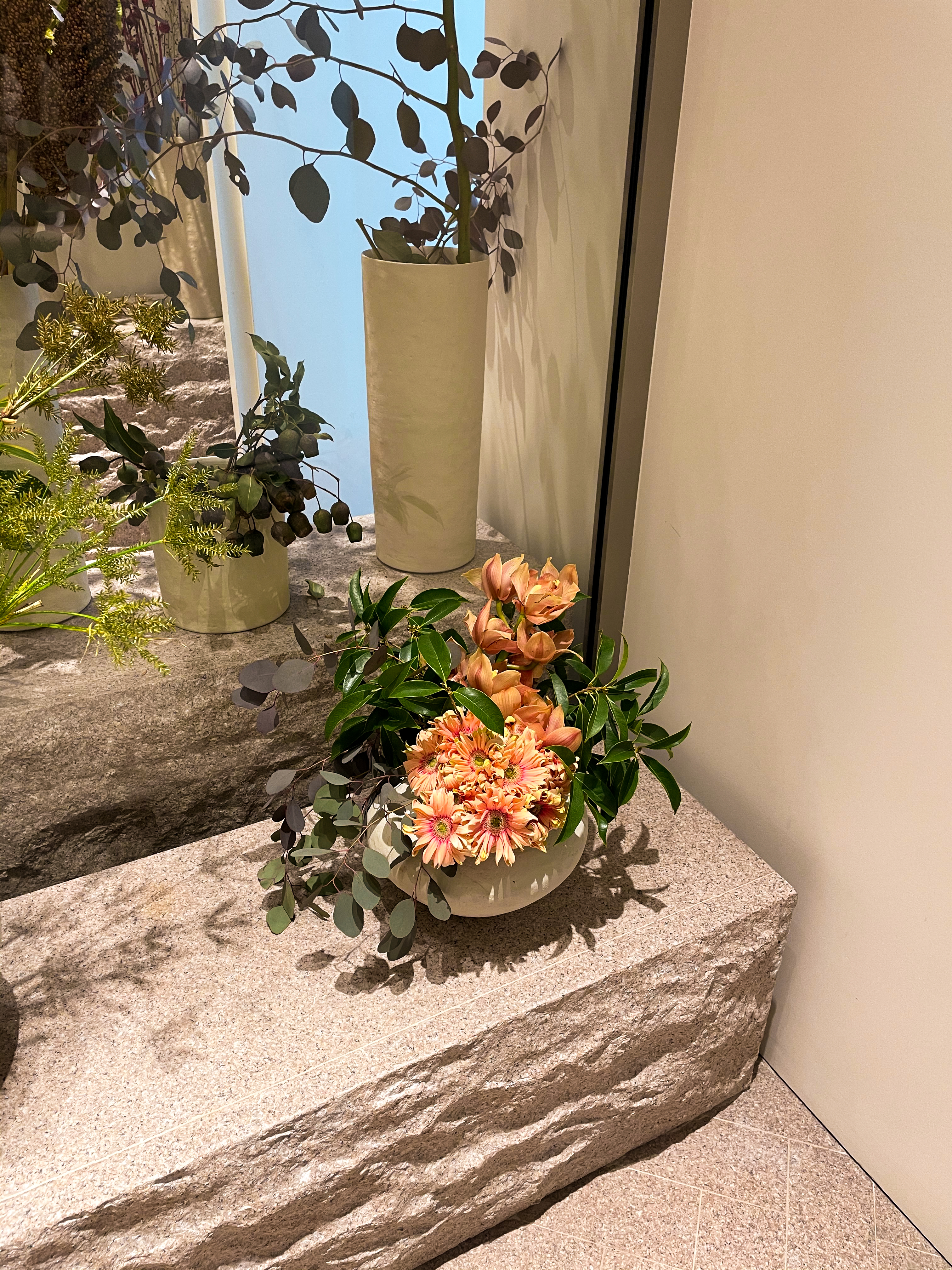 精美鲜花装饰，打造温馨室内一角