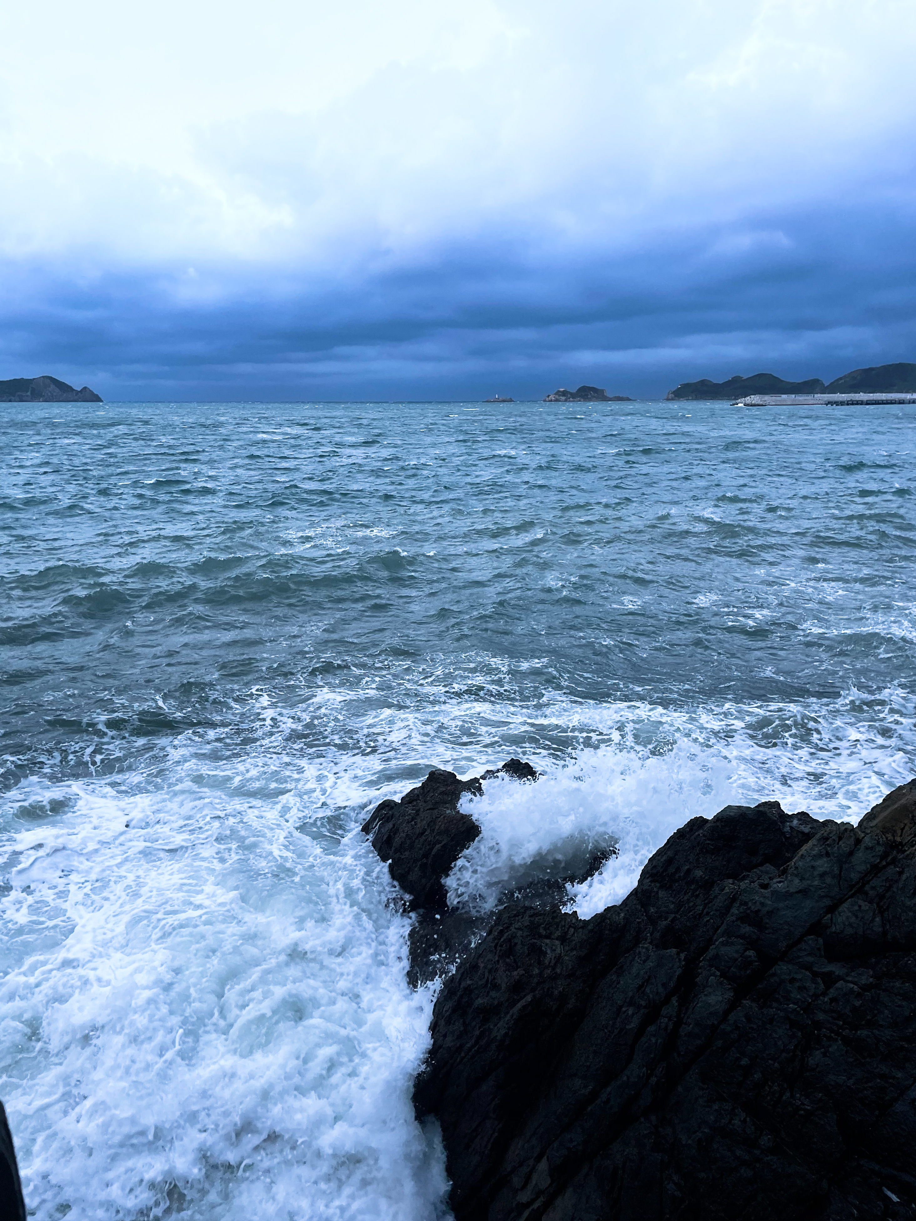 波涛汹涌的大海景象尽显自然魅力