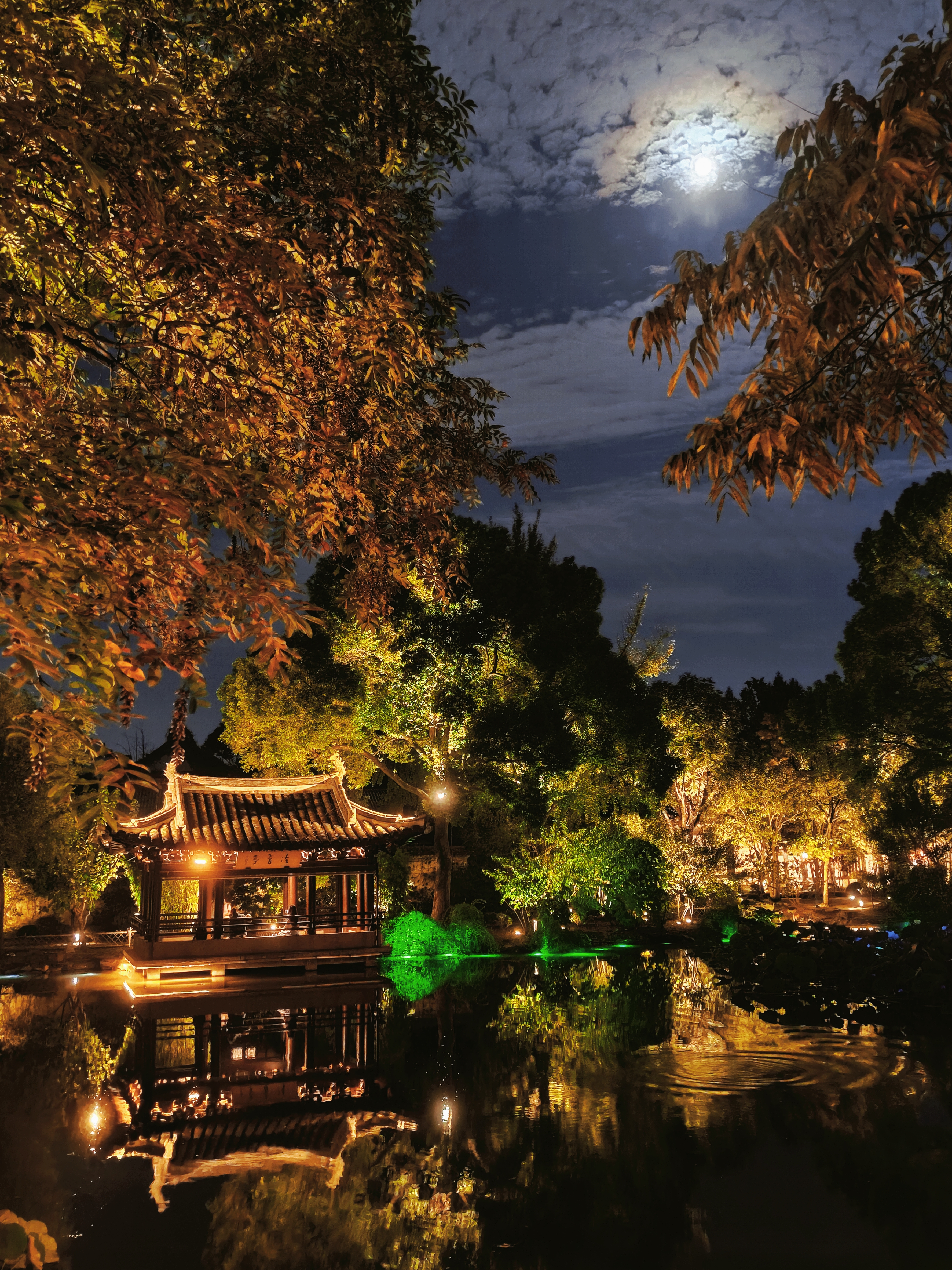 古亭映月美如画的湖泊夜景壁纸
