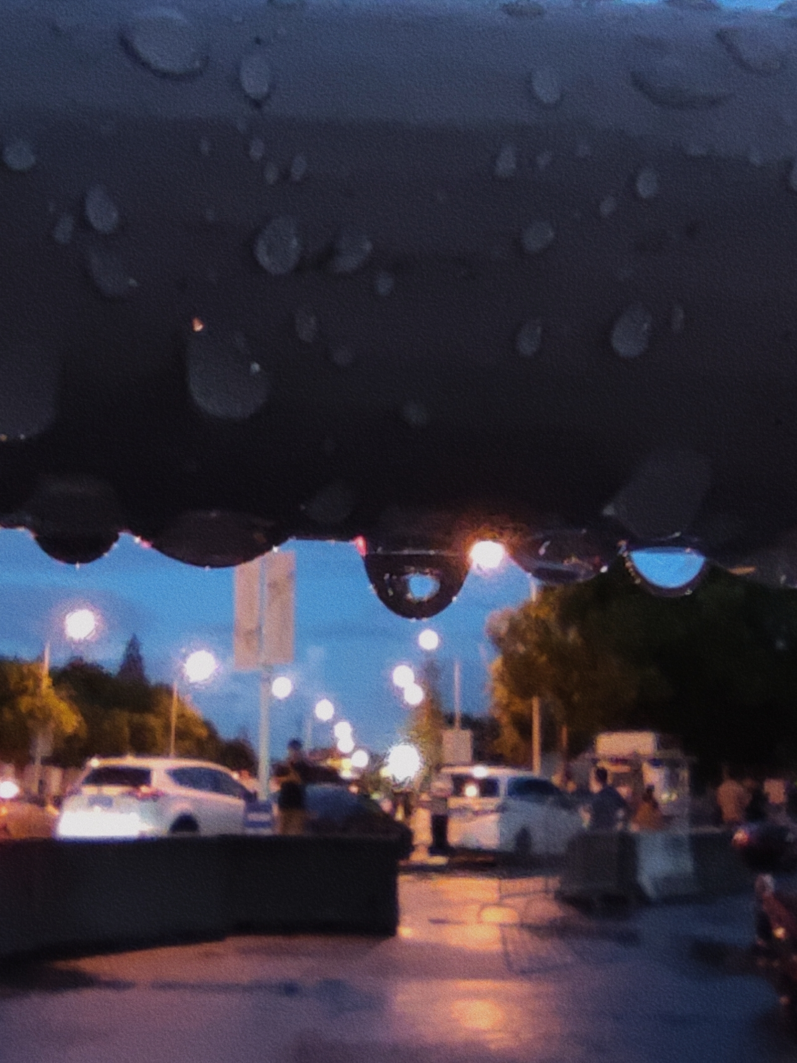 水珠点缀城市夜景汽车穿梭灯火阑珊处