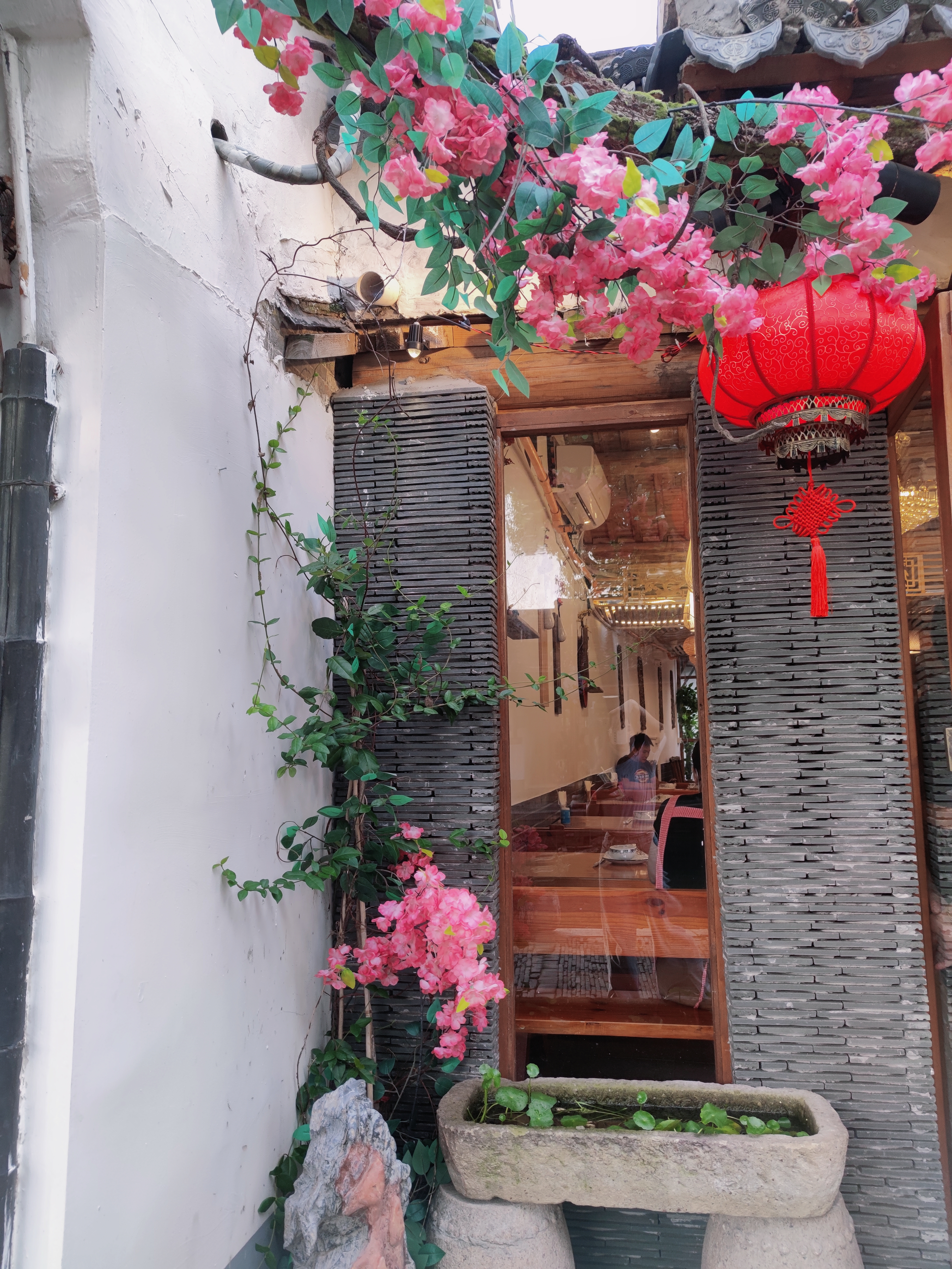 中式古建筑外鲜花绿植装点文艺范