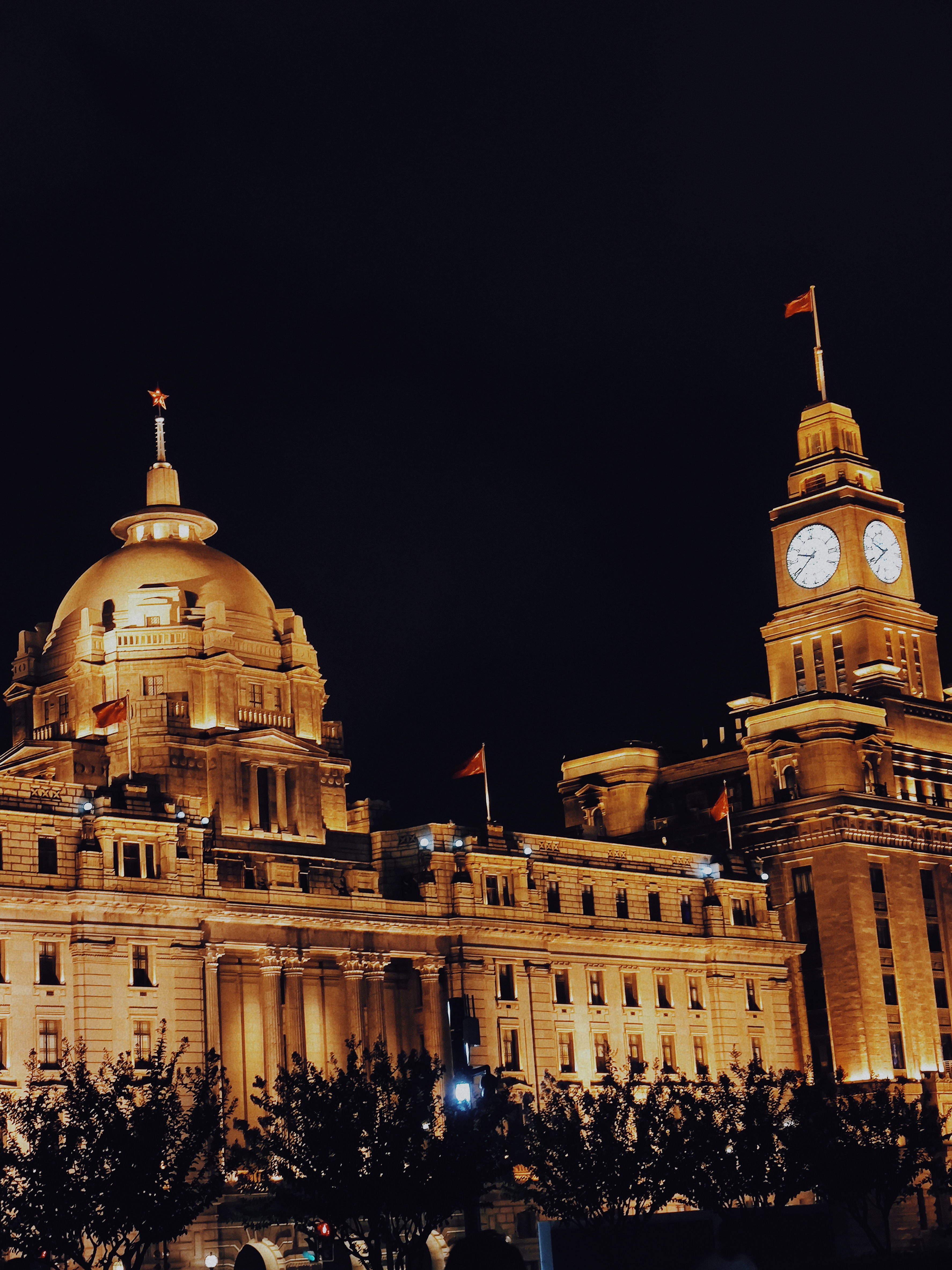 辉煌夜景下的地标建筑外滩钟楼