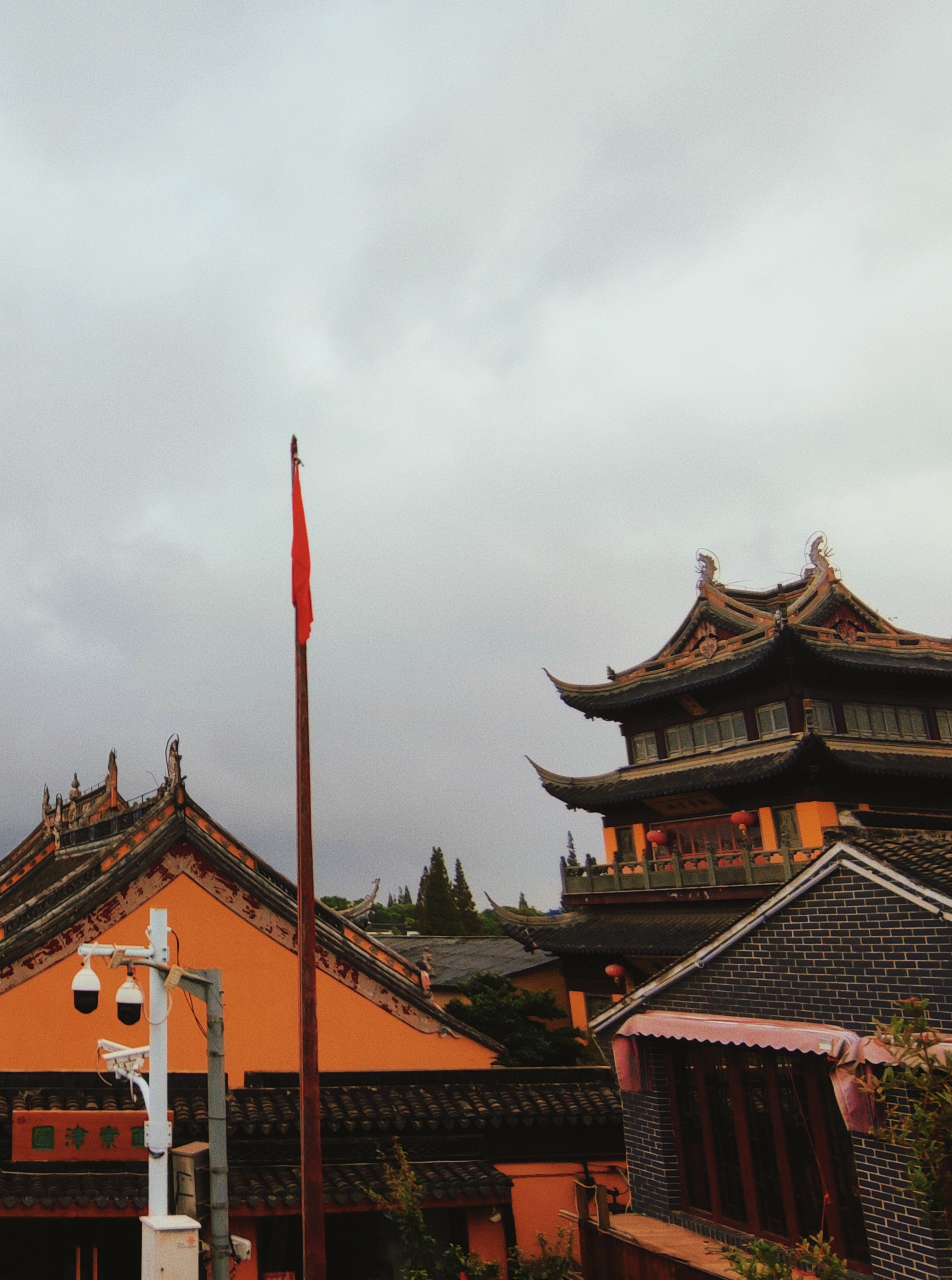 古建筑中的飘扬红旗中国风韵味