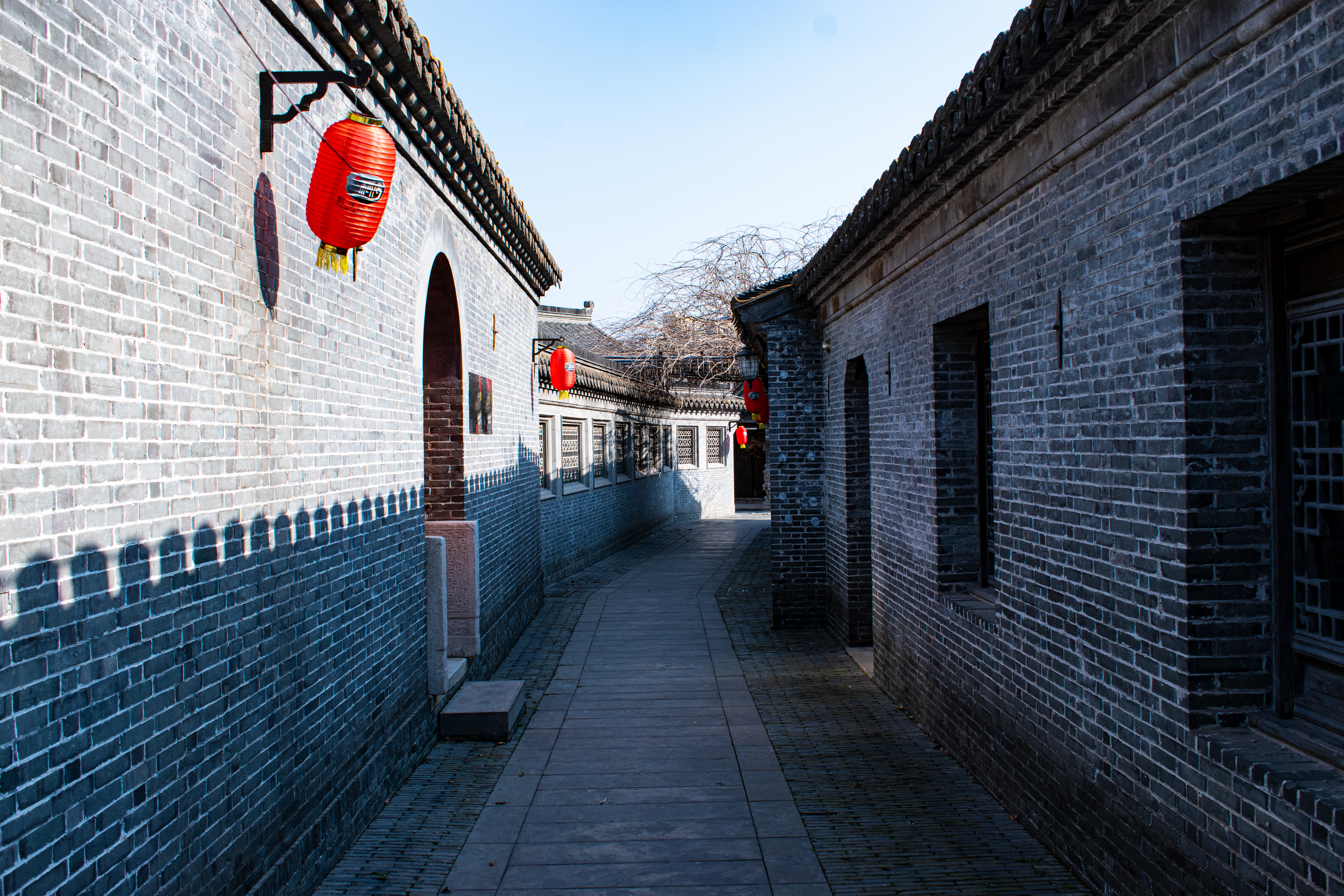 古巷灯笼高挂中国风韵味
