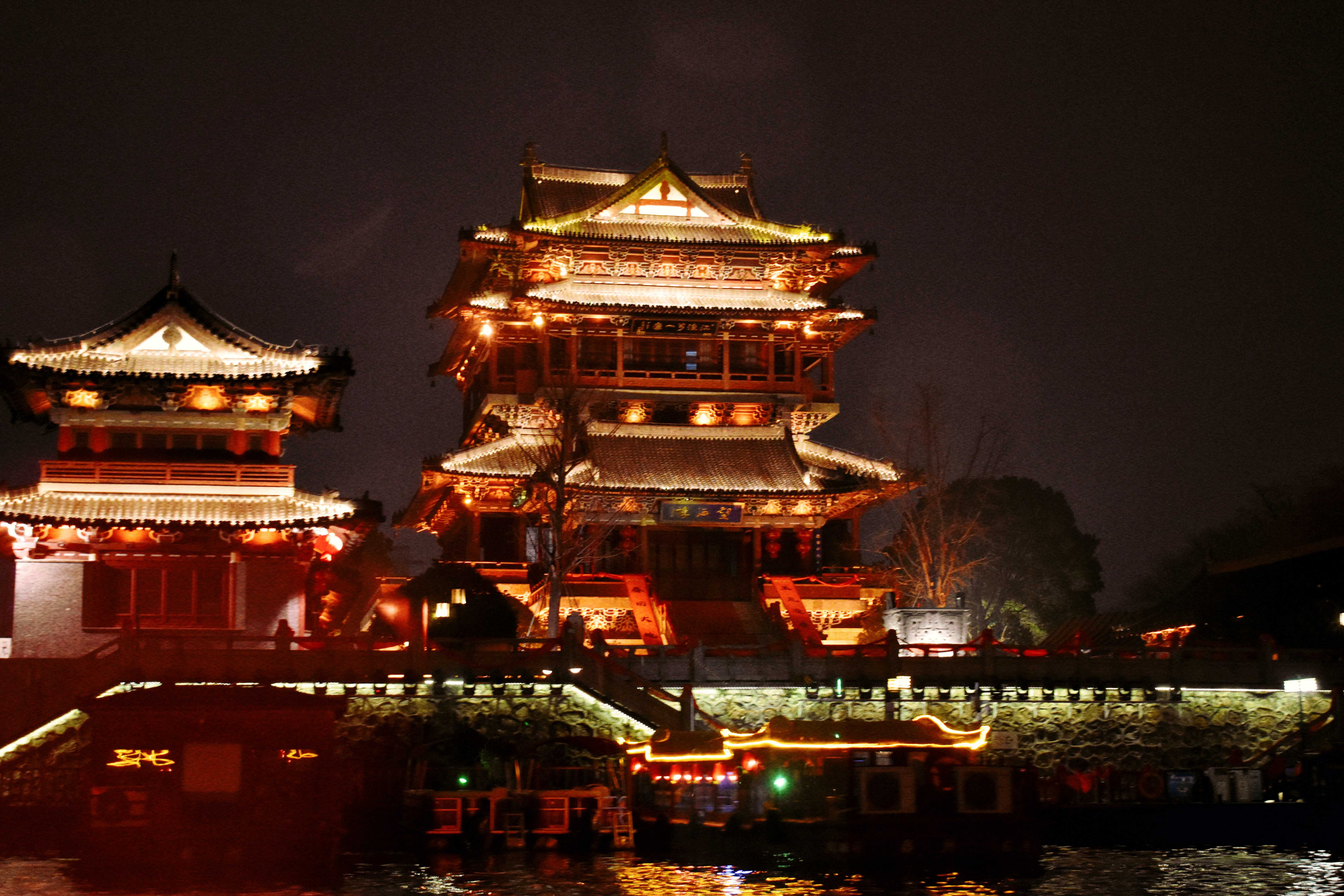 古色古香的中式古建筑夜景美如画
