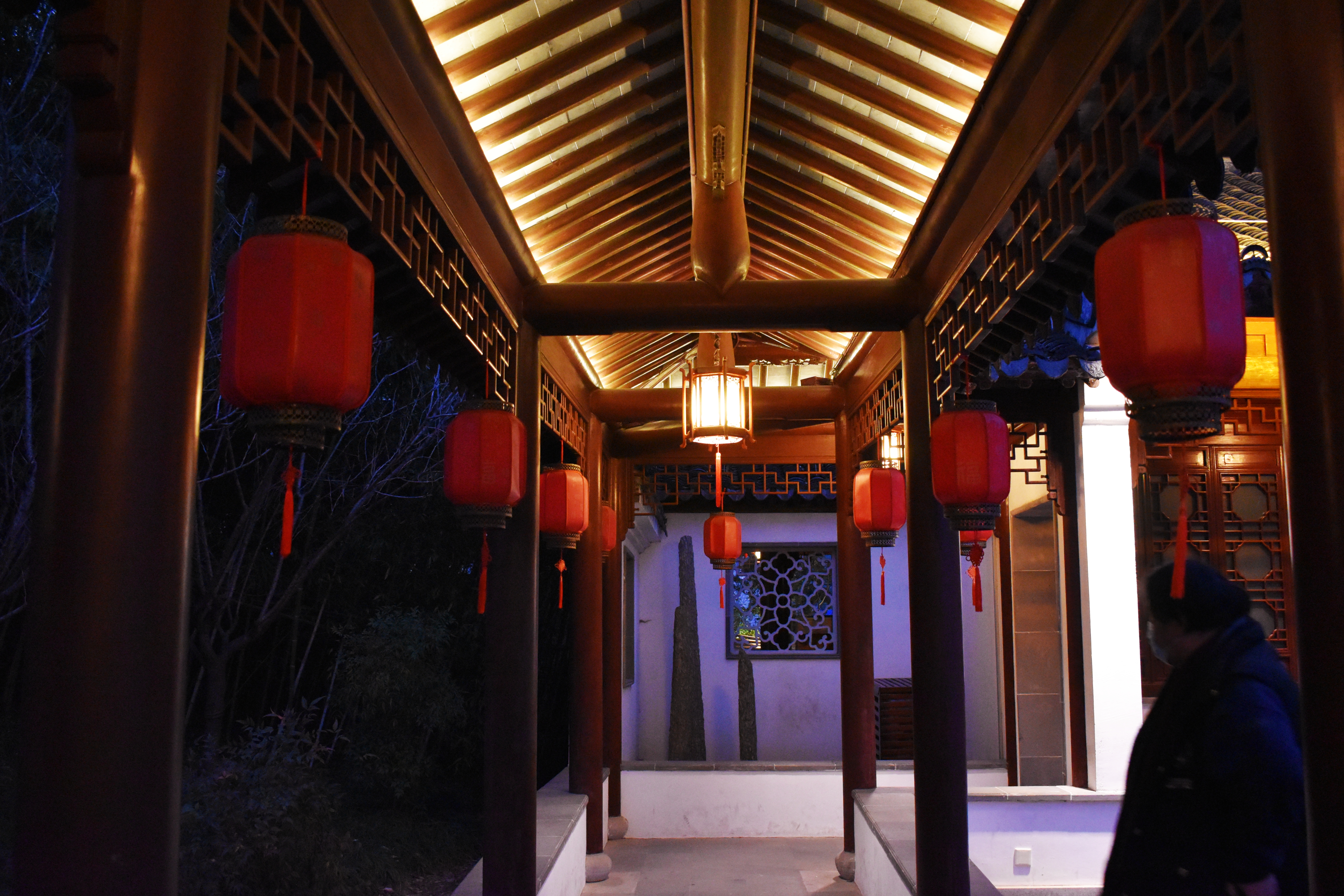 古色古香的中式建筑挂红灯笼中国风