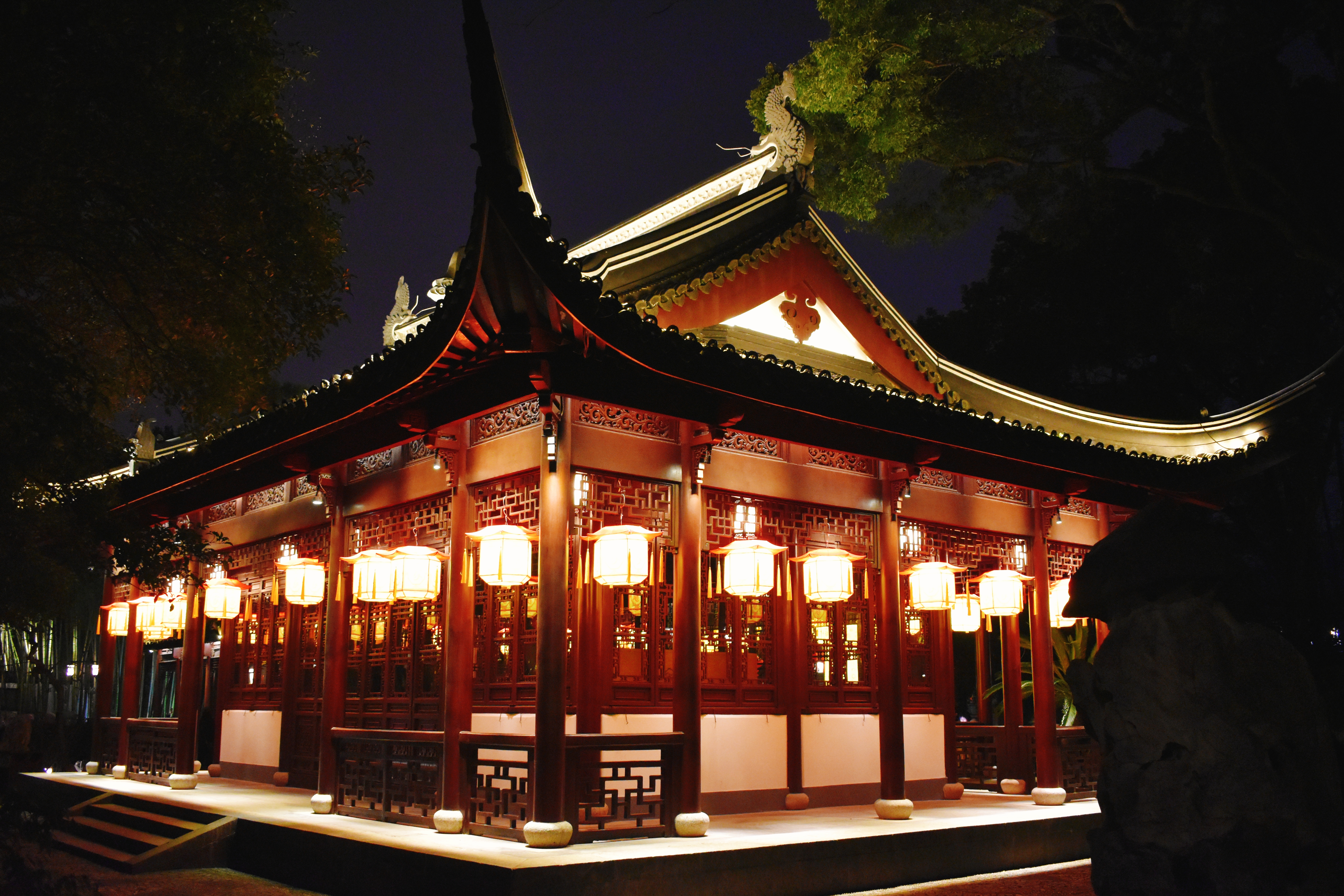 古色古香中式古建筑夜景灯笼美如画
